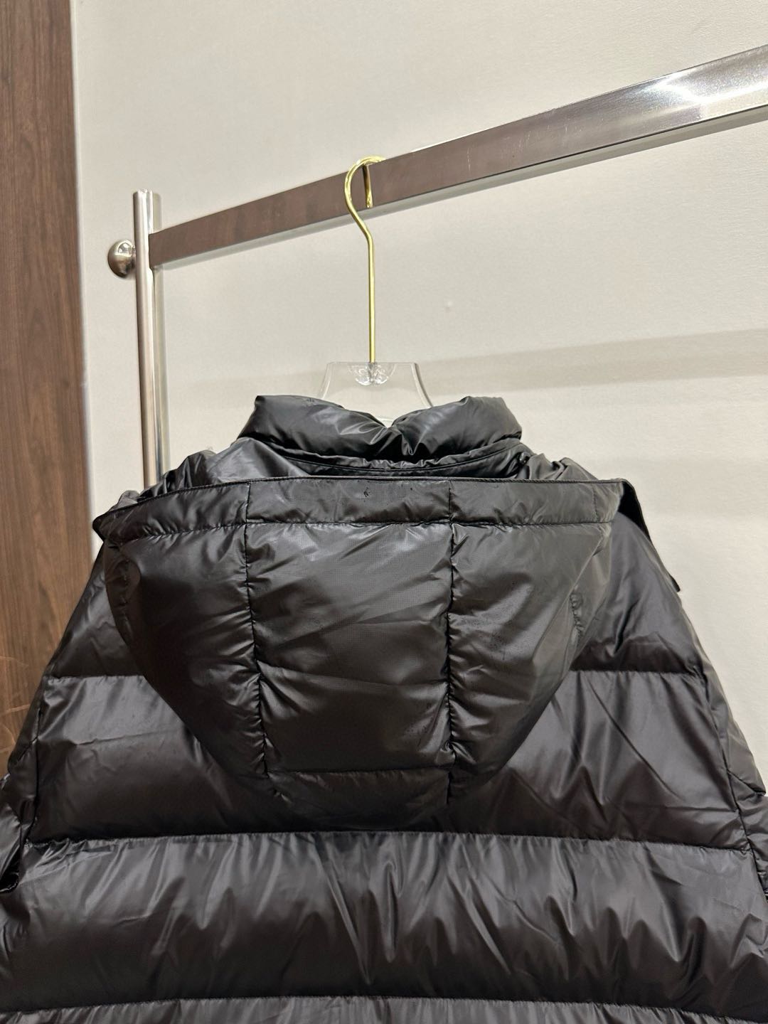 PRADA shiny hooded down jacket (PD2024102）