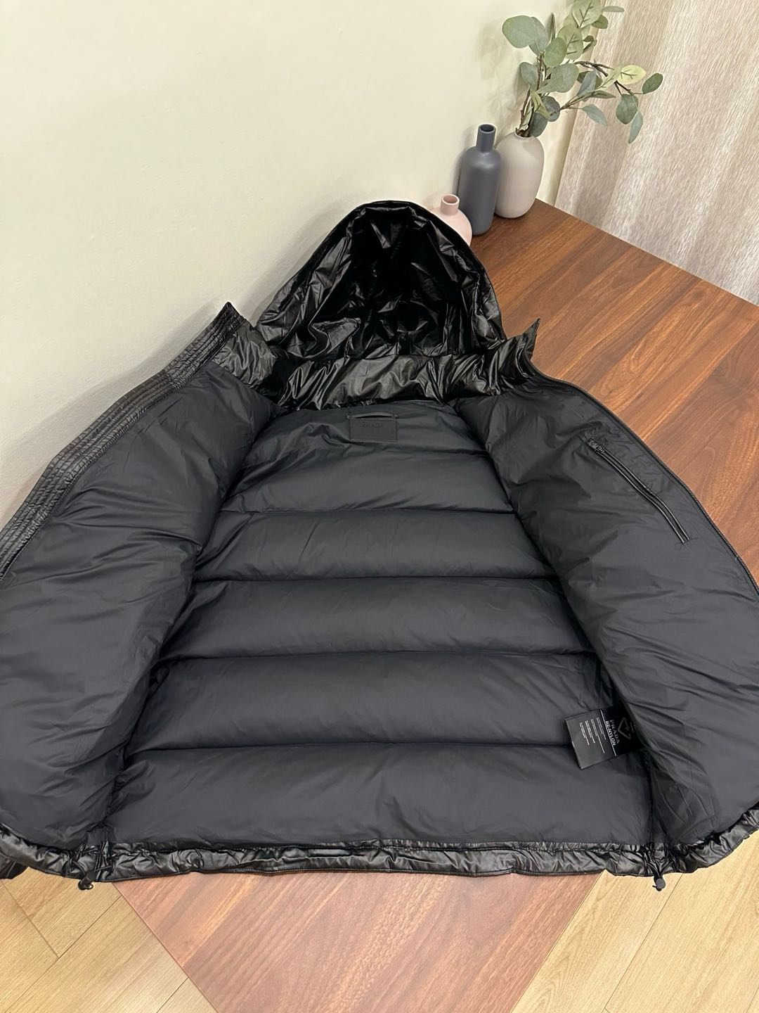 PRADA shiny hooded down jacket (PD2024102）