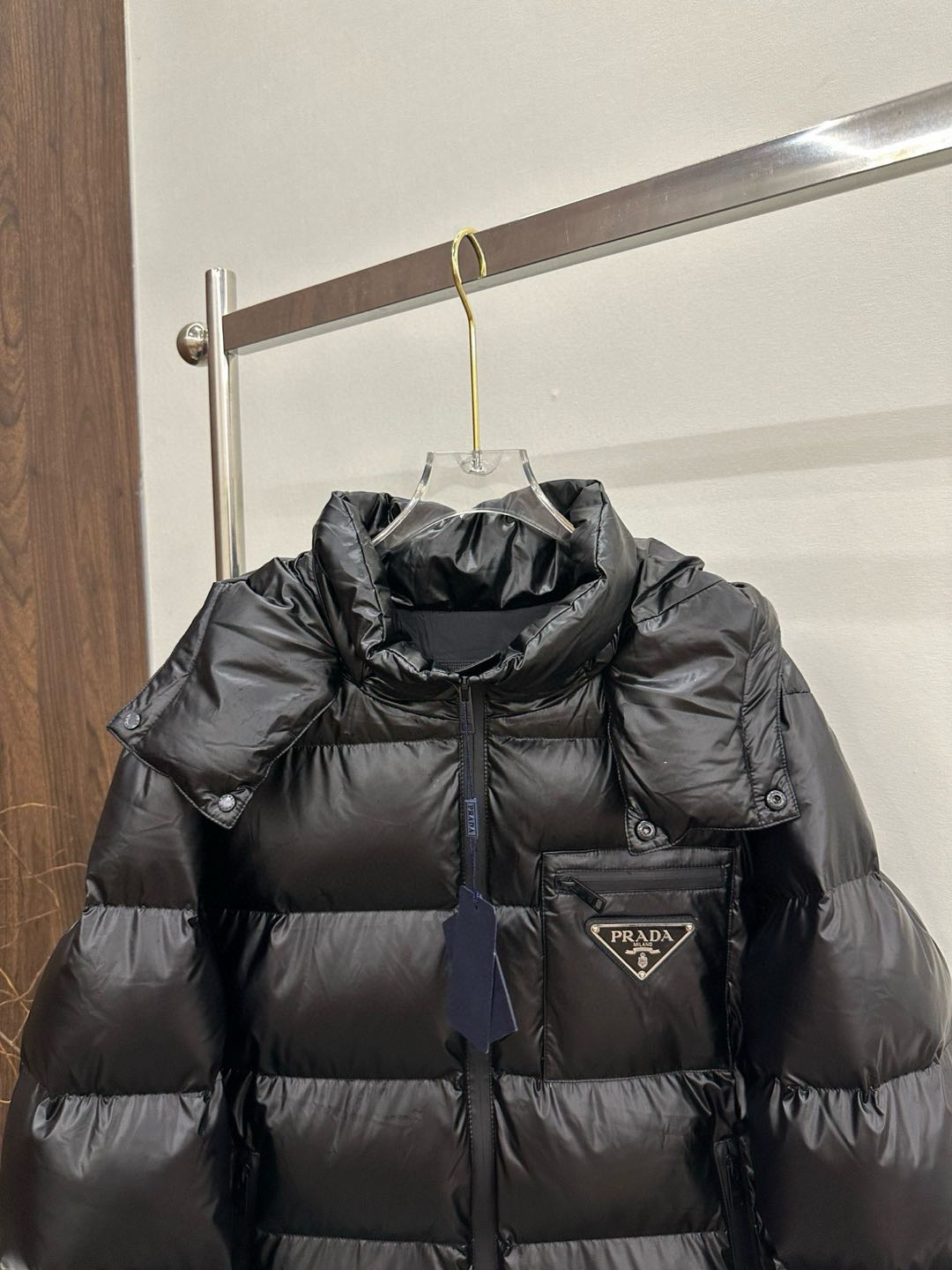 PRADA shiny hooded down jacket (PD2024102）