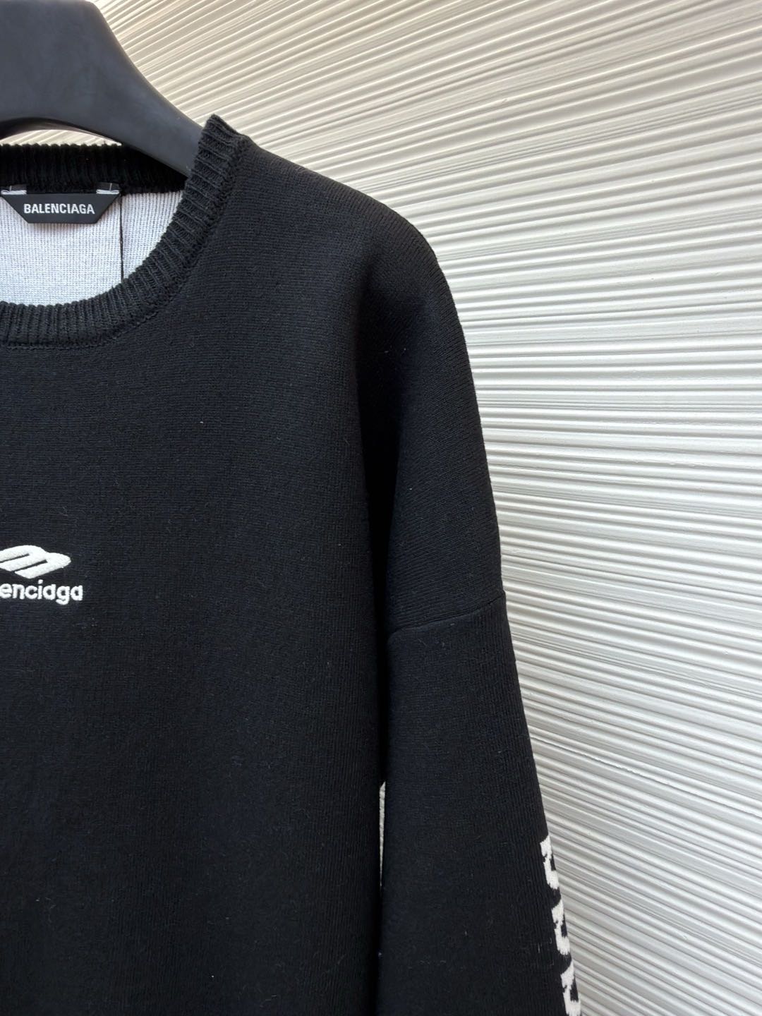 Balenciaga 3b Sports Icon Ski Crew Neck Top (857094T17691070）