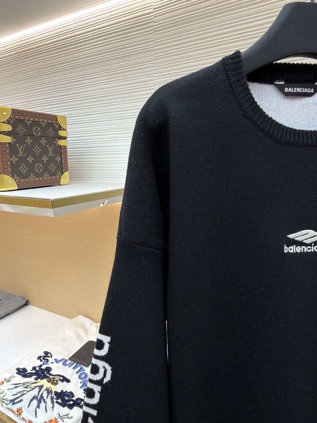 Balenciaga 3b Sports Icon Ski Crew Neck Top (857094T17691070）