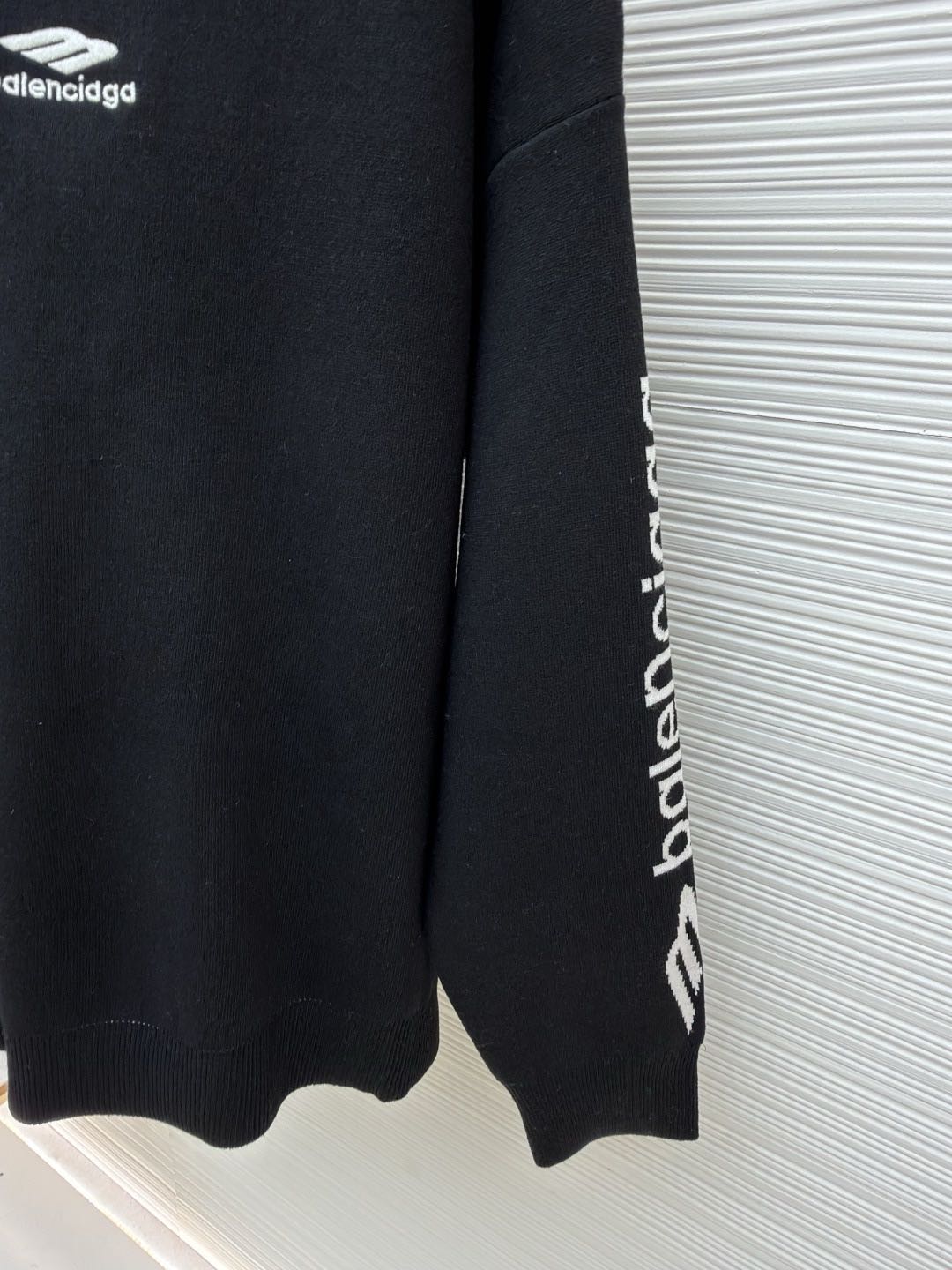 Balenciaga 3b Sports Icon Ski Crew Neck Top (857094T17691070）