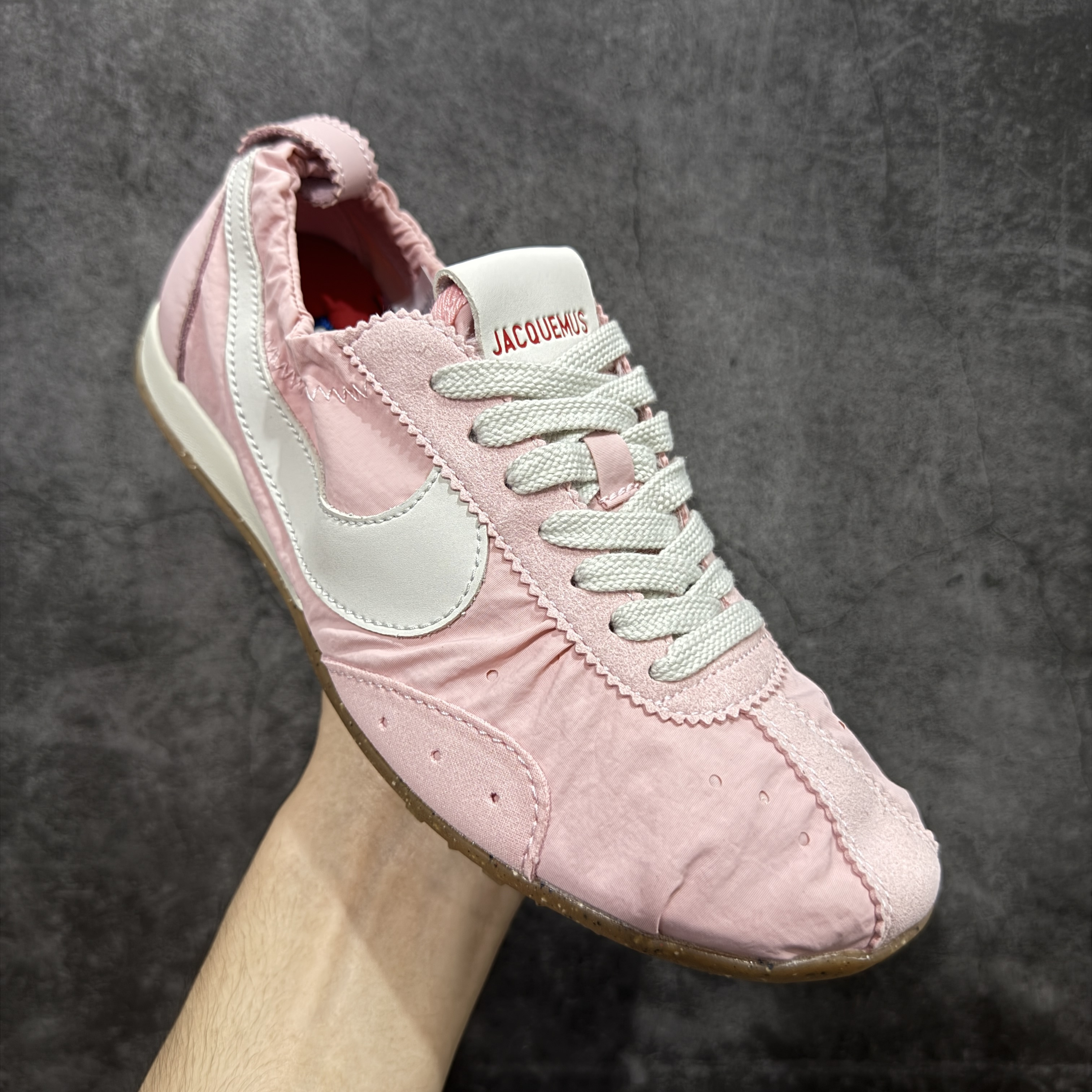 Jacquemus × Nike Women's Moon Shoe SP "Aluminum Pink"（HV8547-601）