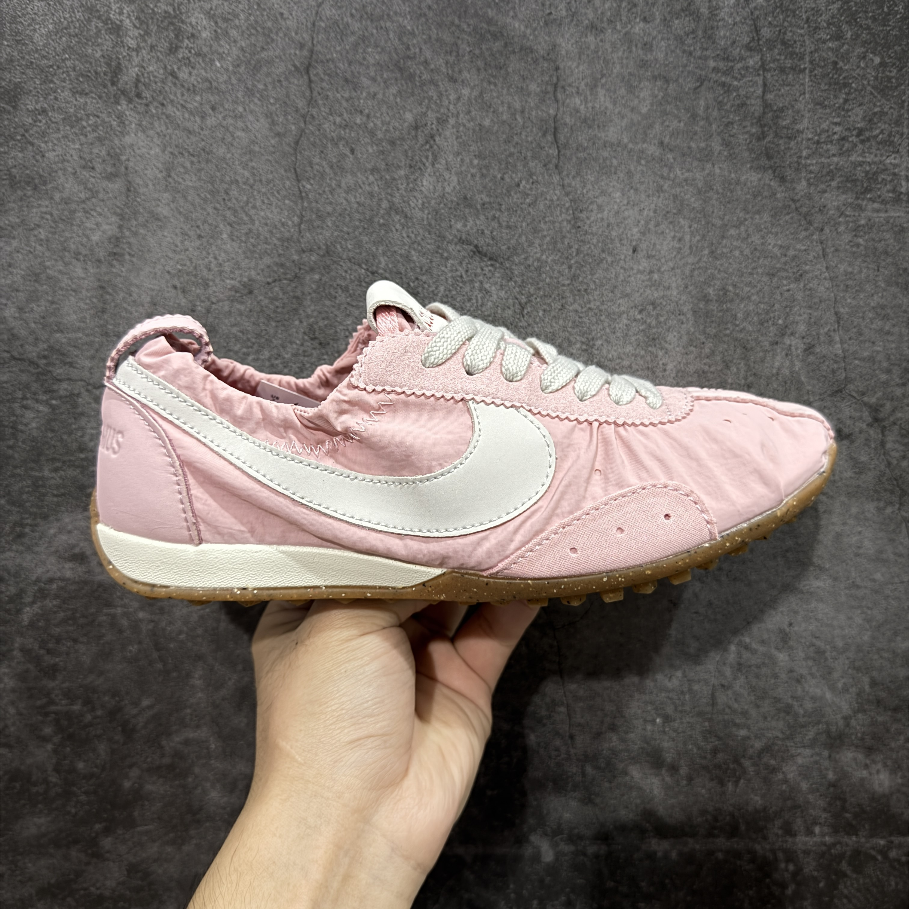 Jacquemus × Nike Women's Moon Shoe SP "Aluminum Pink"（HV8547-601）
