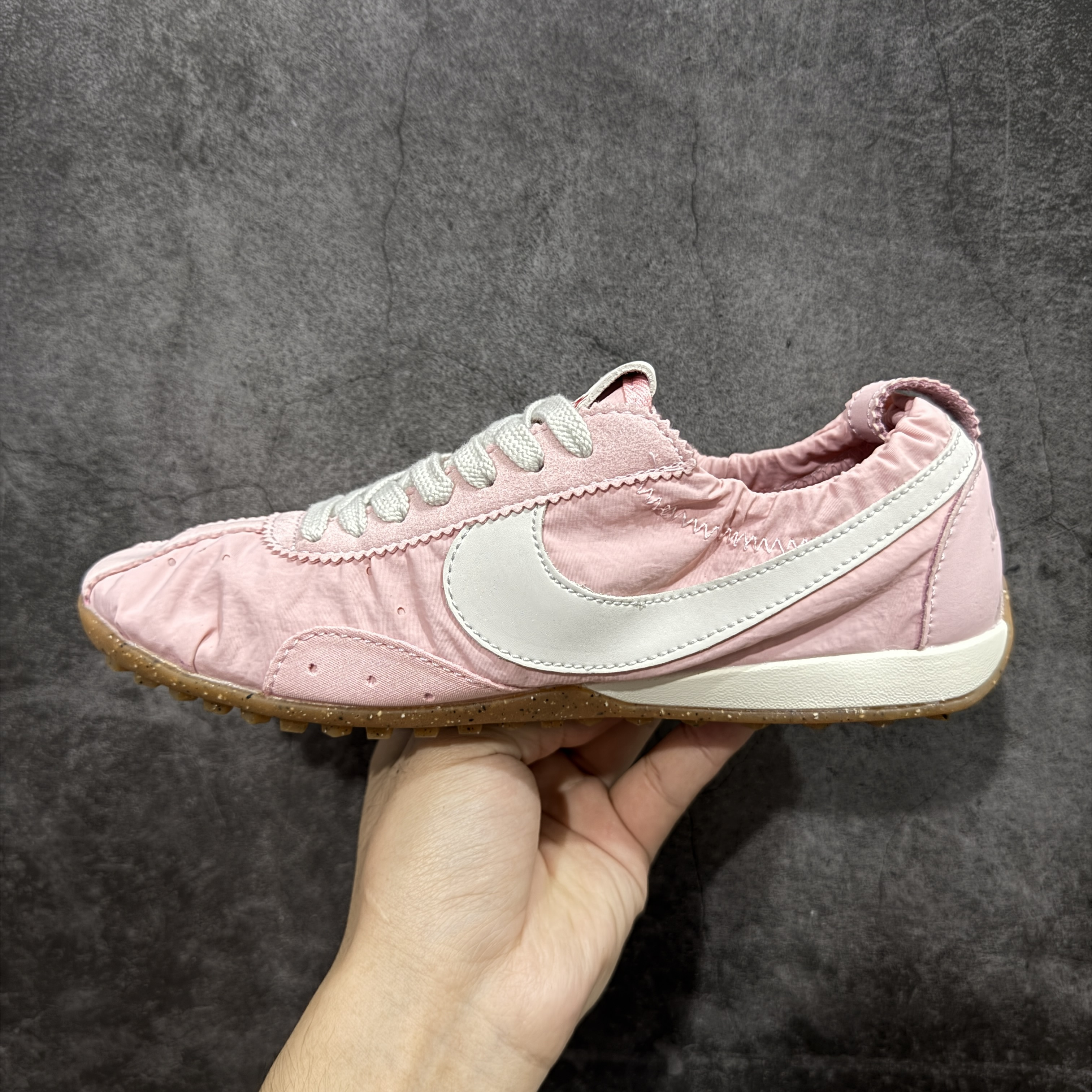Jacquemus × Nike Women's Moon Shoe SP "Aluminum Pink"（HV8547-601）