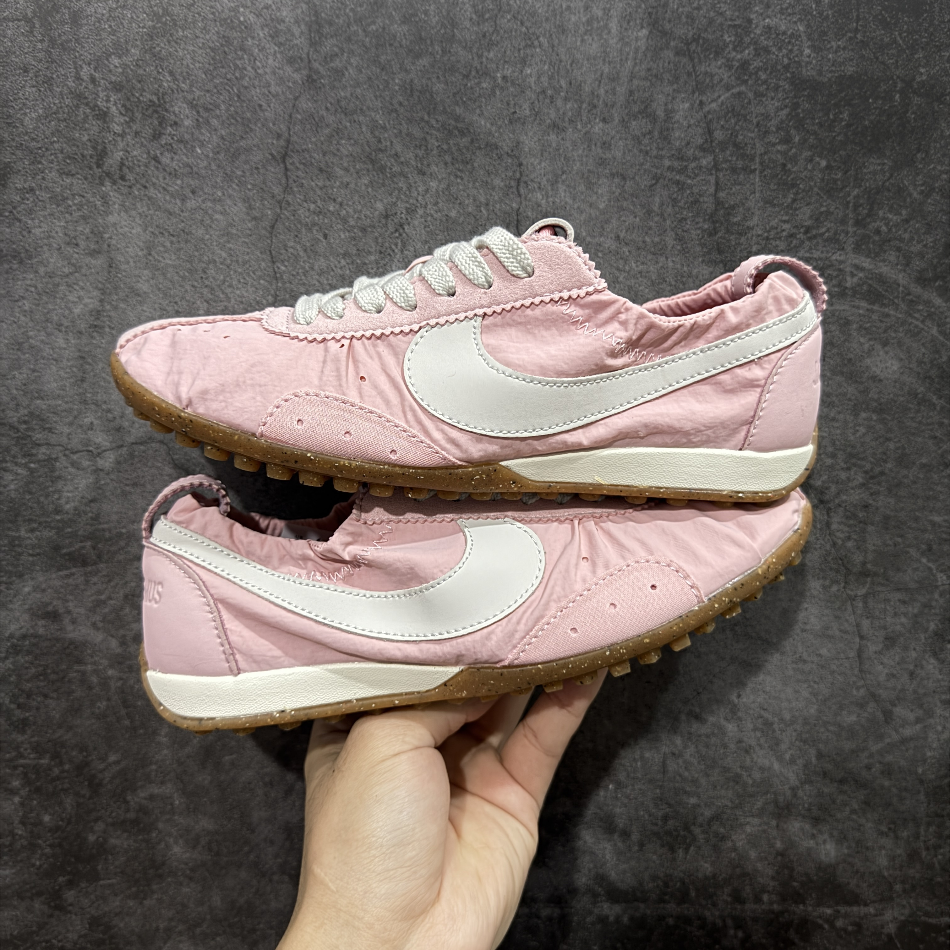 Jacquemus × Nike Women's Moon Shoe SP "Aluminum Pink"（HV8547-601）