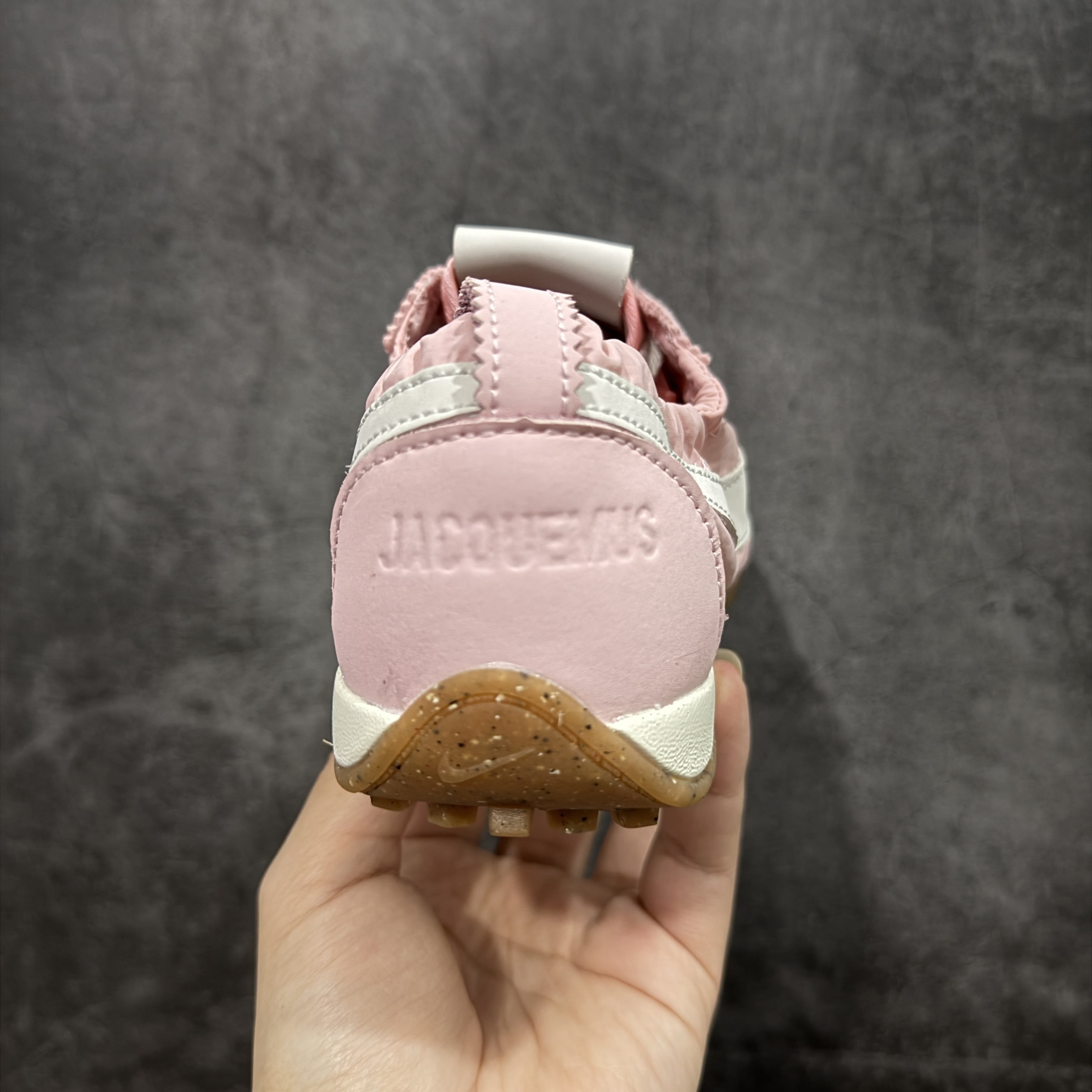 Jacquemus × Nike Women's Moon Shoe SP "Aluminum Pink"（HV8547-601）