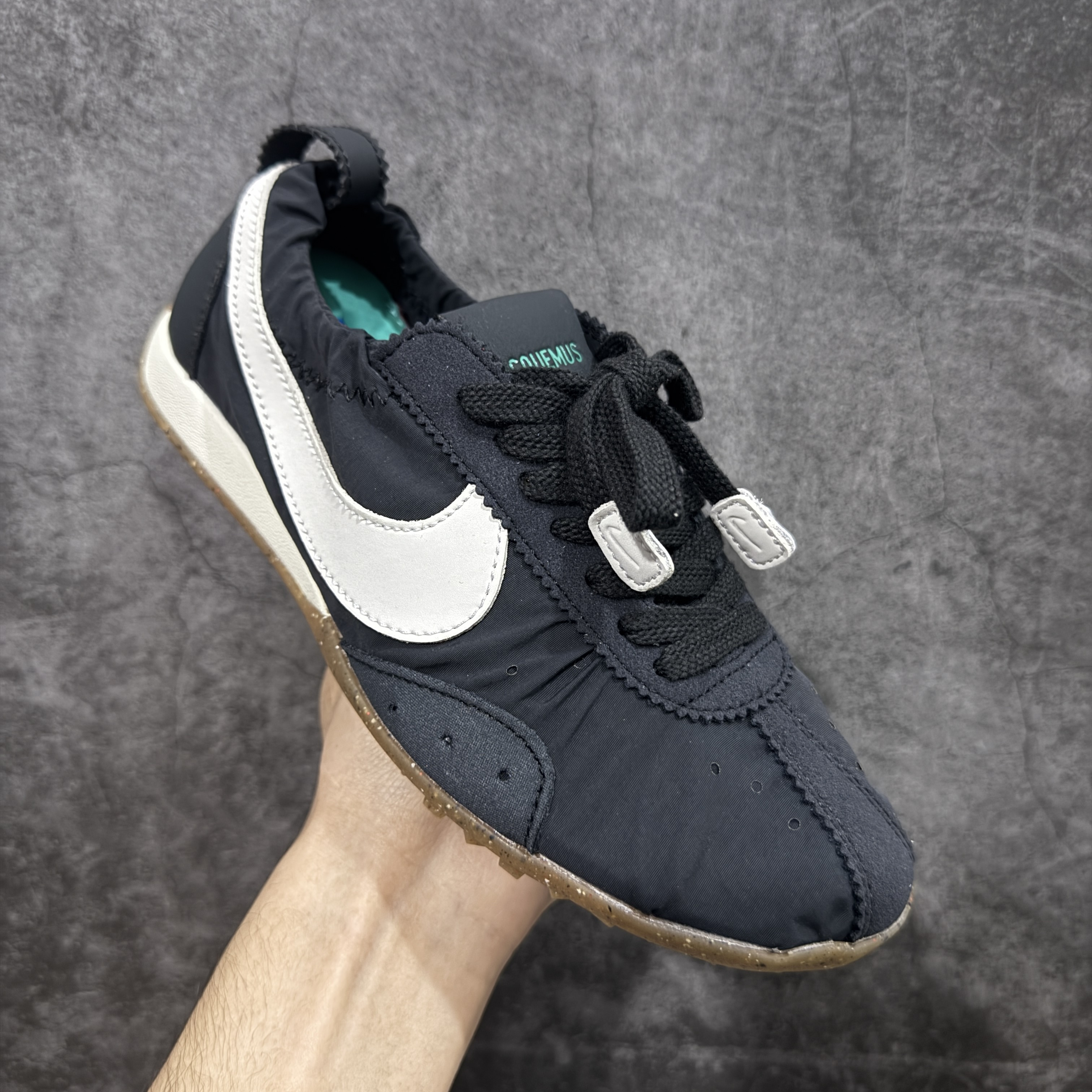 Jacquemus × Nike Women's Moon Shoe SP "Off Noir"（HV8547-001）
