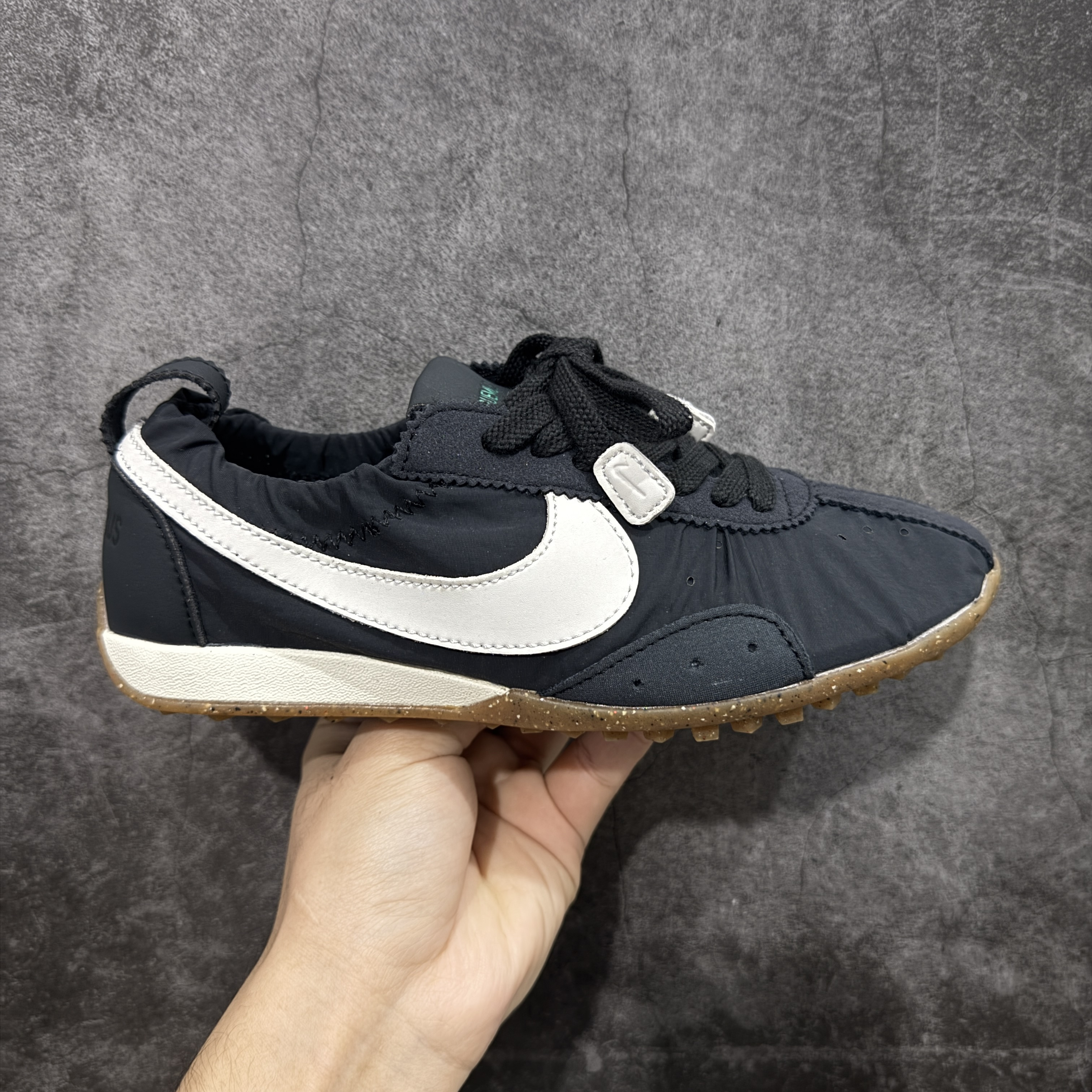 Jacquemus × Nike Women's Moon Shoe SP "Off Noir"（HV8547-001）