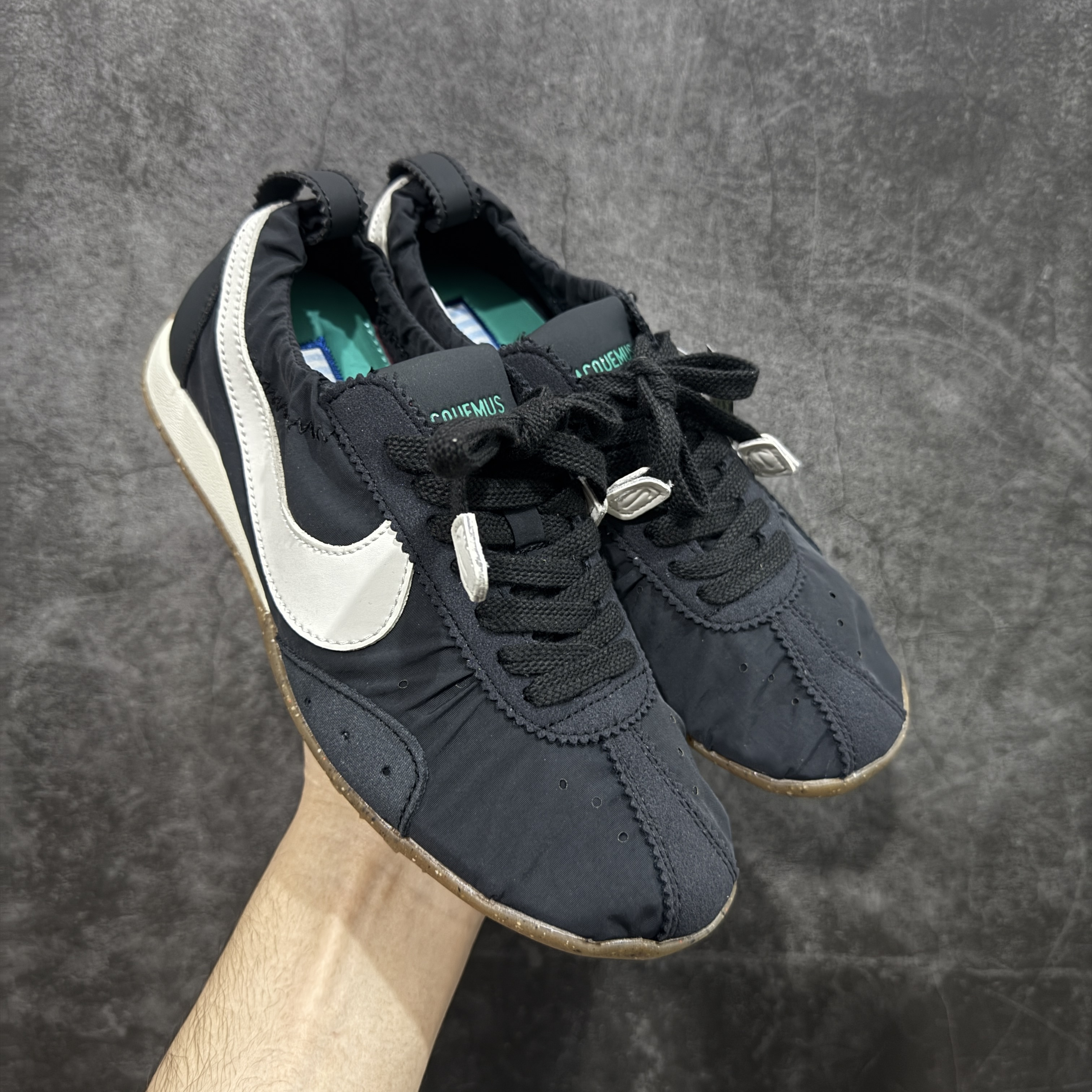 Jacquemus × Nike Women's Moon Shoe SP "Off Noir"（HV8547-001）