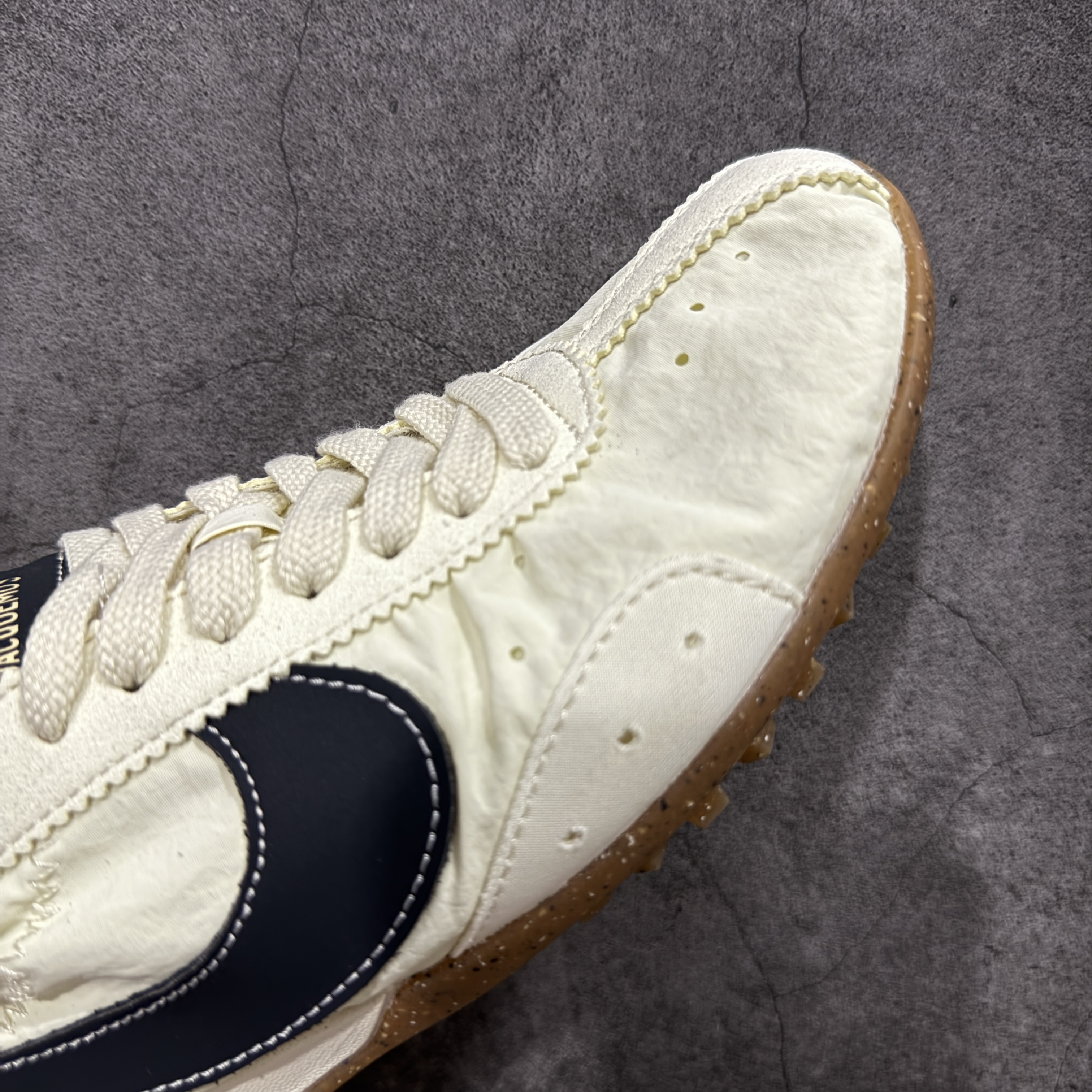 acquemus × Nike Women's Moon Shoe SP "Alabaster"（HV8547-700）