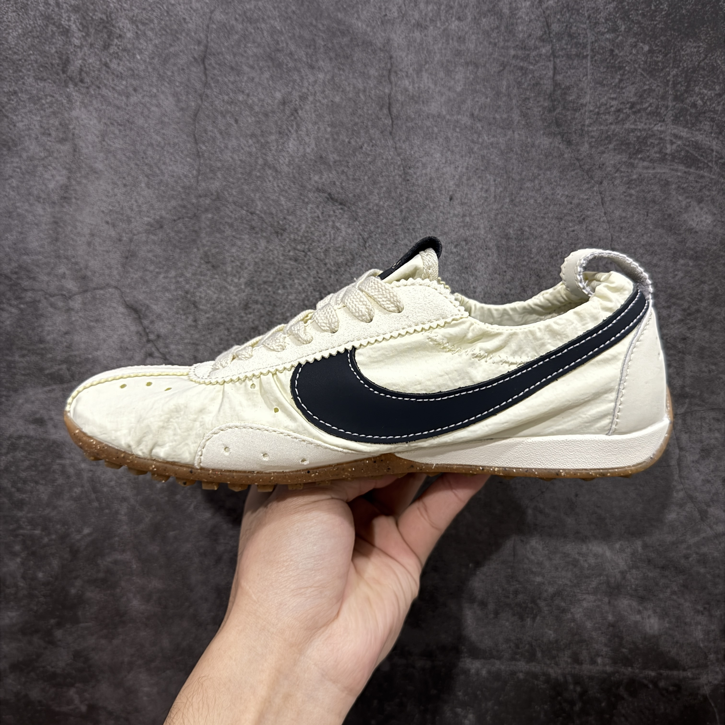 acquemus × Nike Women's Moon Shoe SP "Alabaster"（HV8547-700）