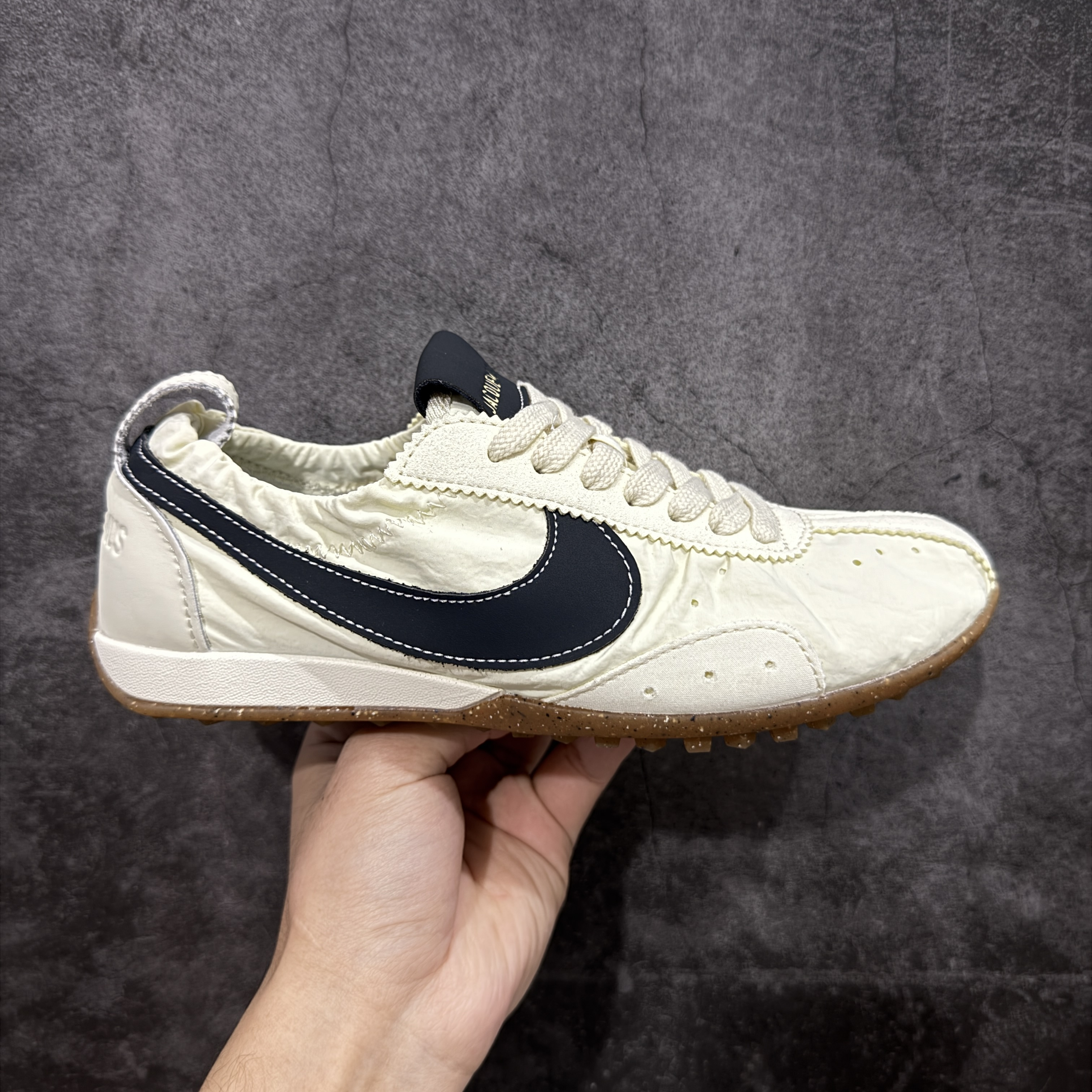 acquemus × Nike Women's Moon Shoe SP "Alabaster"（HV8547-700）