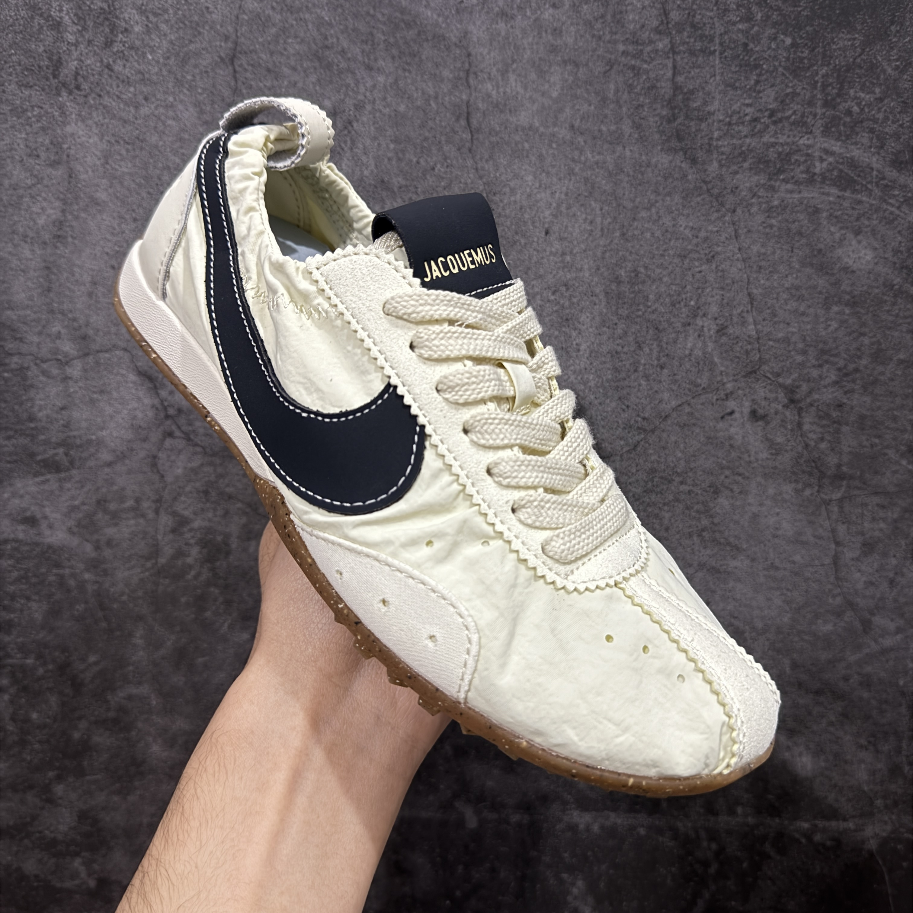acquemus × Nike Women's Moon Shoe SP "Alabaster"（HV8547-700）