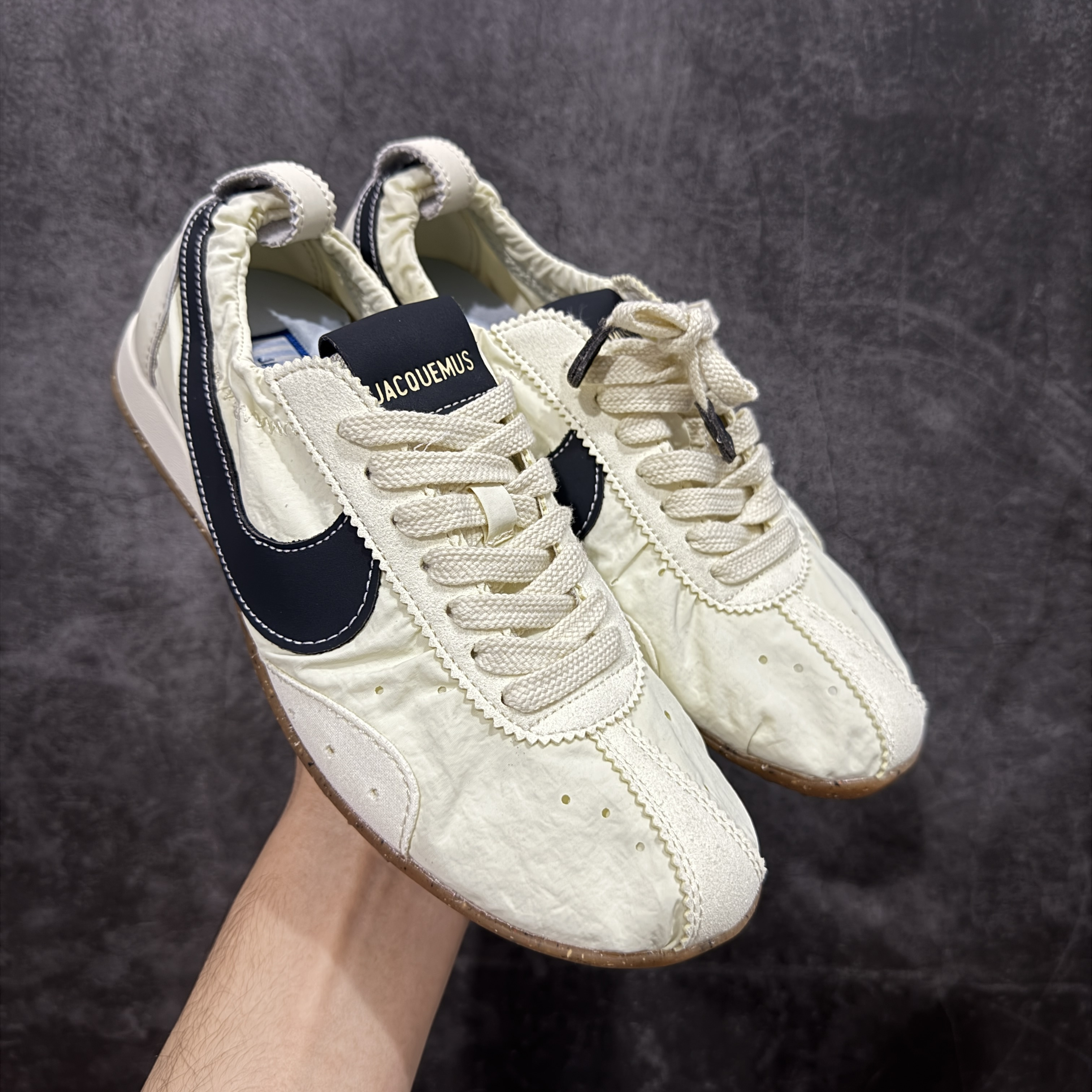 acquemus × Nike Women's Moon Shoe SP "Alabaster"（HV8547-700）