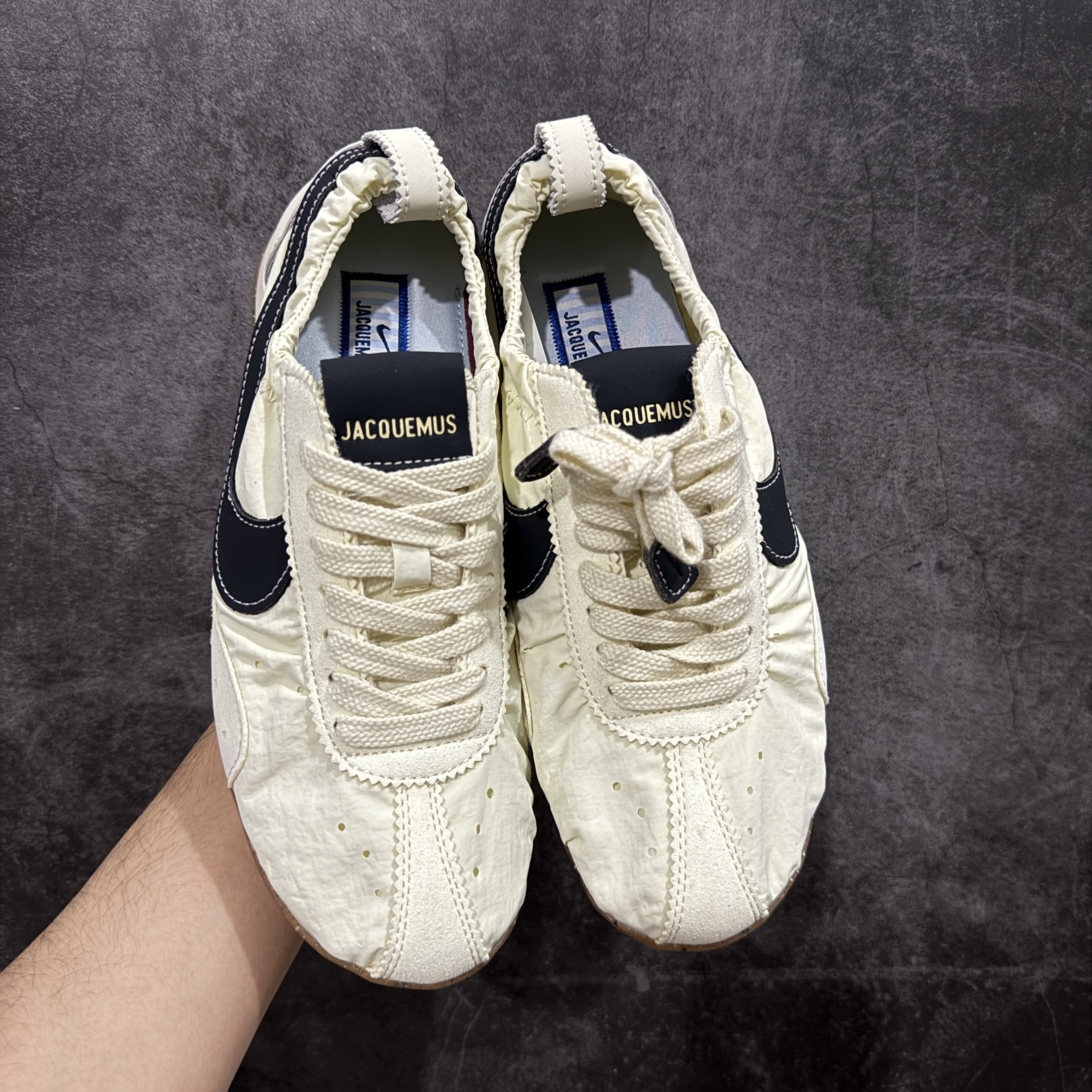 acquemus × Nike Women's Moon Shoe SP "Alabaster"（HV8547-700）
