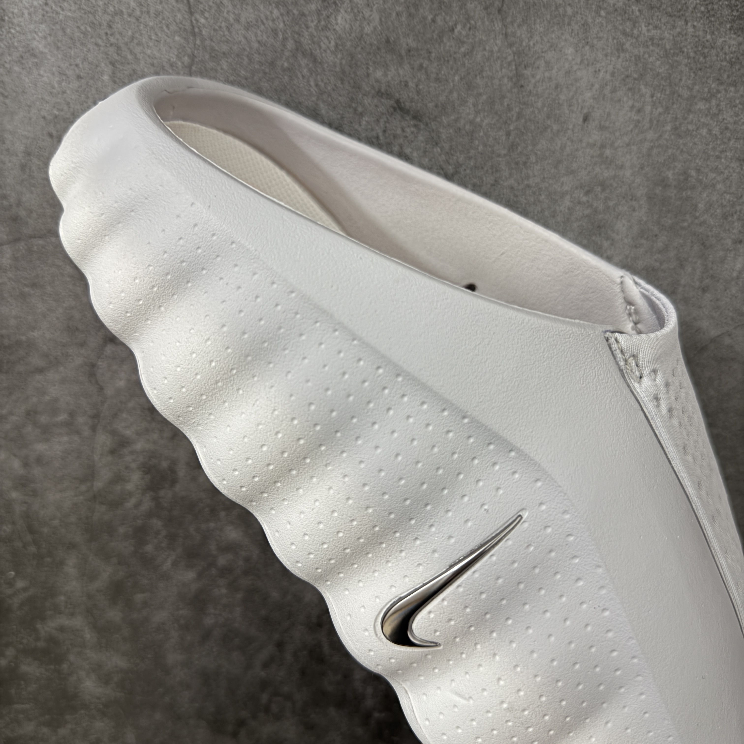 Nike Mind 001 Mules "Light Smoke Grey/Hyper Crimson"（HQ4307-003）