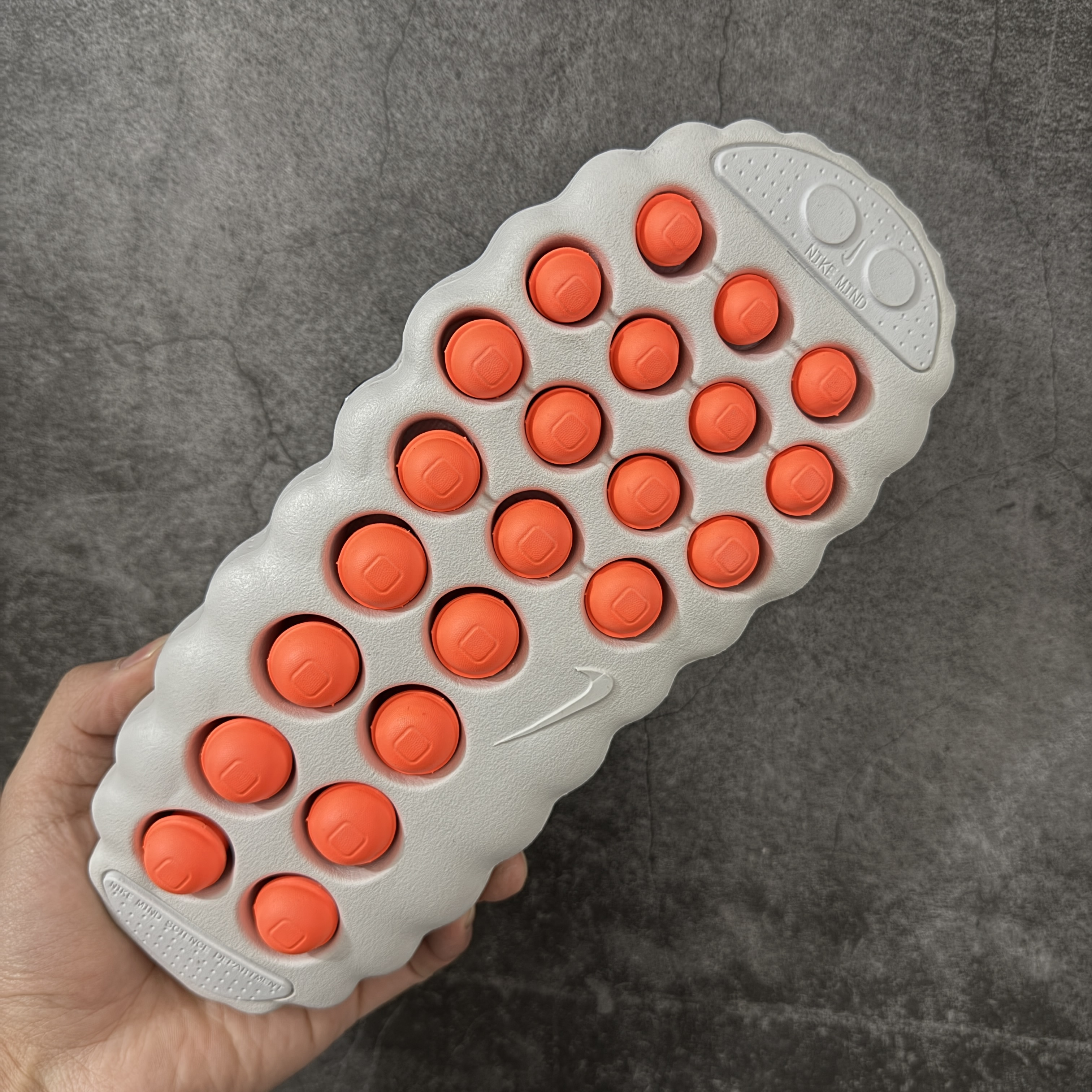 Nike Mind 001 Mules "Light Smoke Grey/Hyper Crimson"（HQ4307-003）