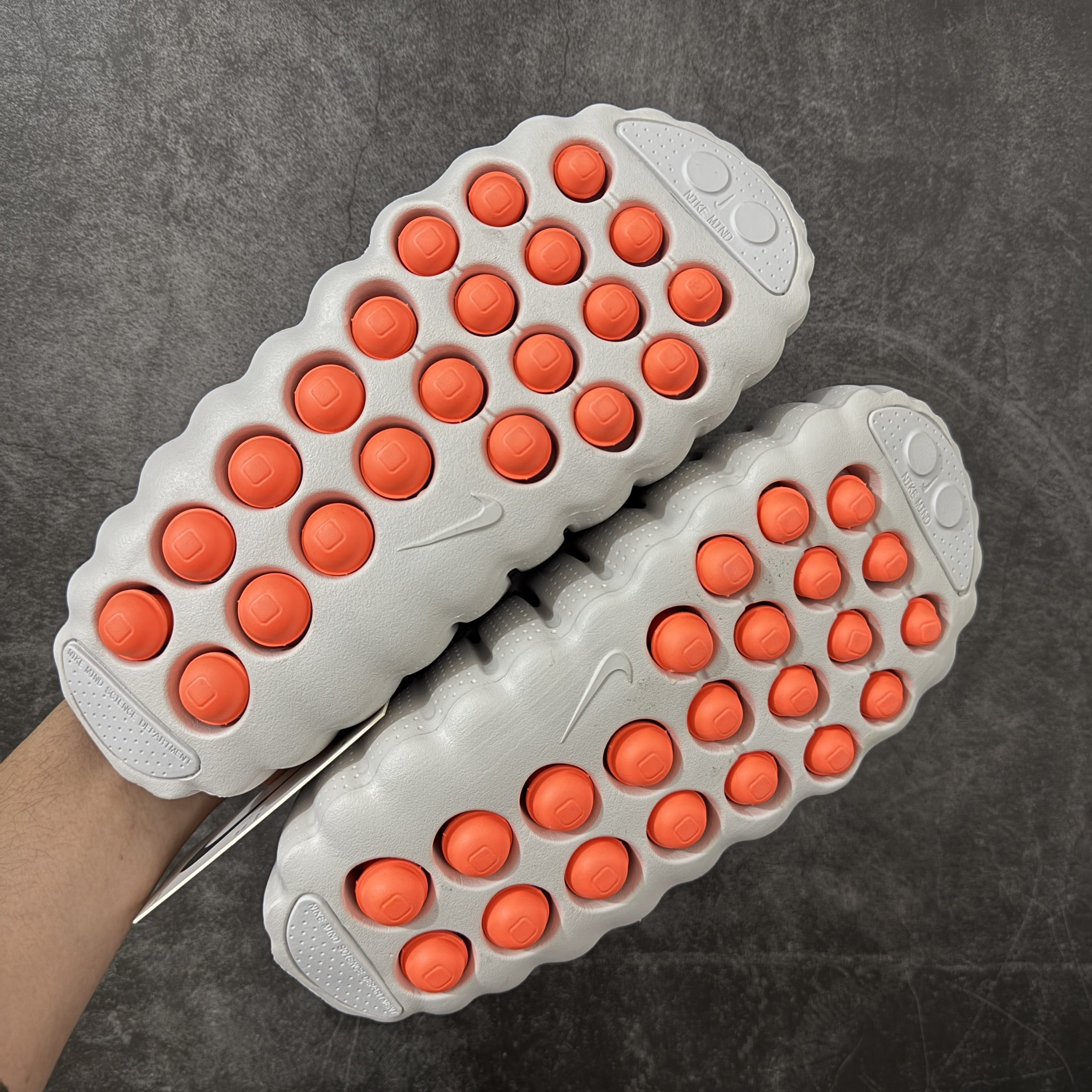 Nike Mind 001 Mules "Light Smoke Grey/Hyper Crimson"（HQ4307-003）