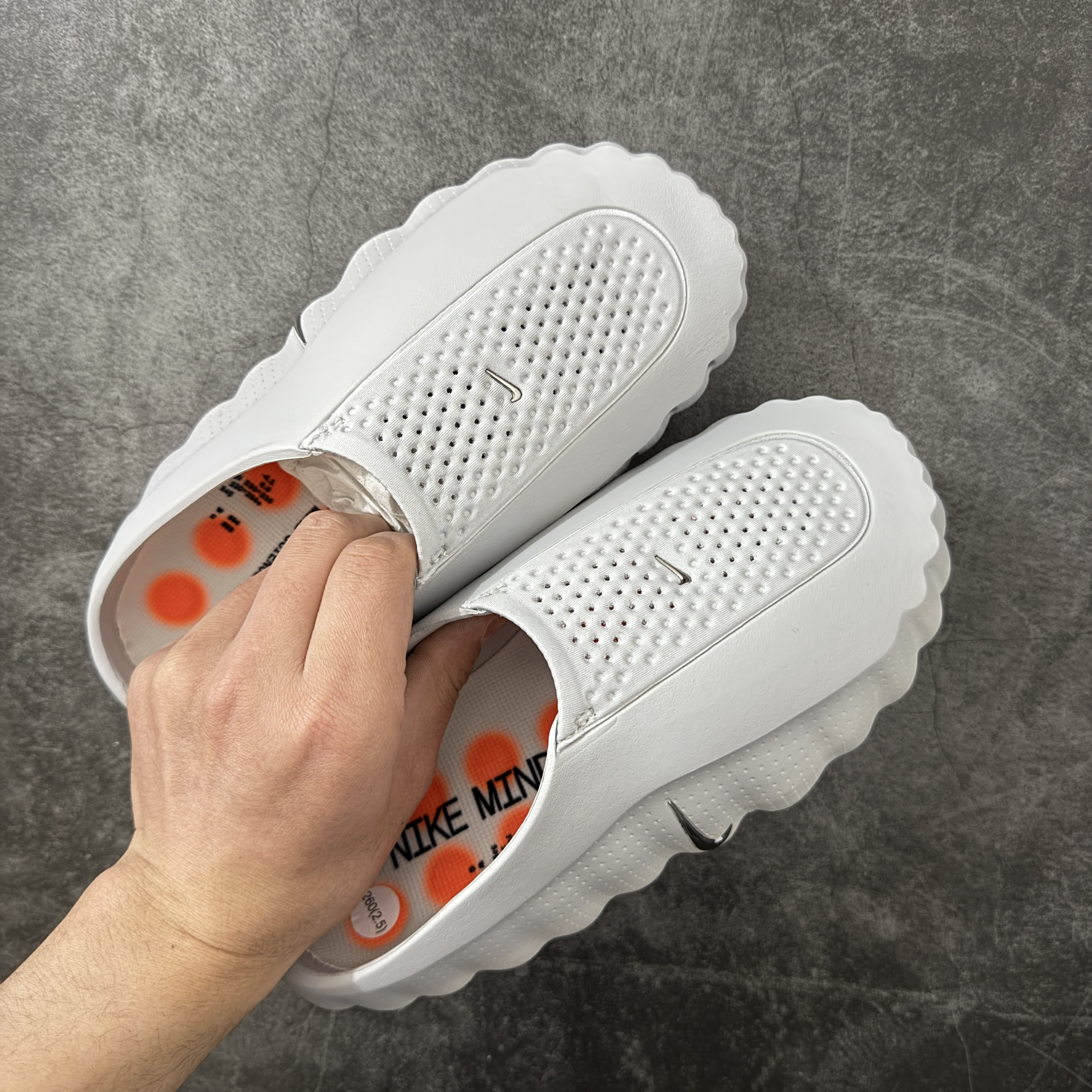 Nike Mind 001 Mules "Light Smoke Grey/Hyper Crimson"（HQ4307-003）