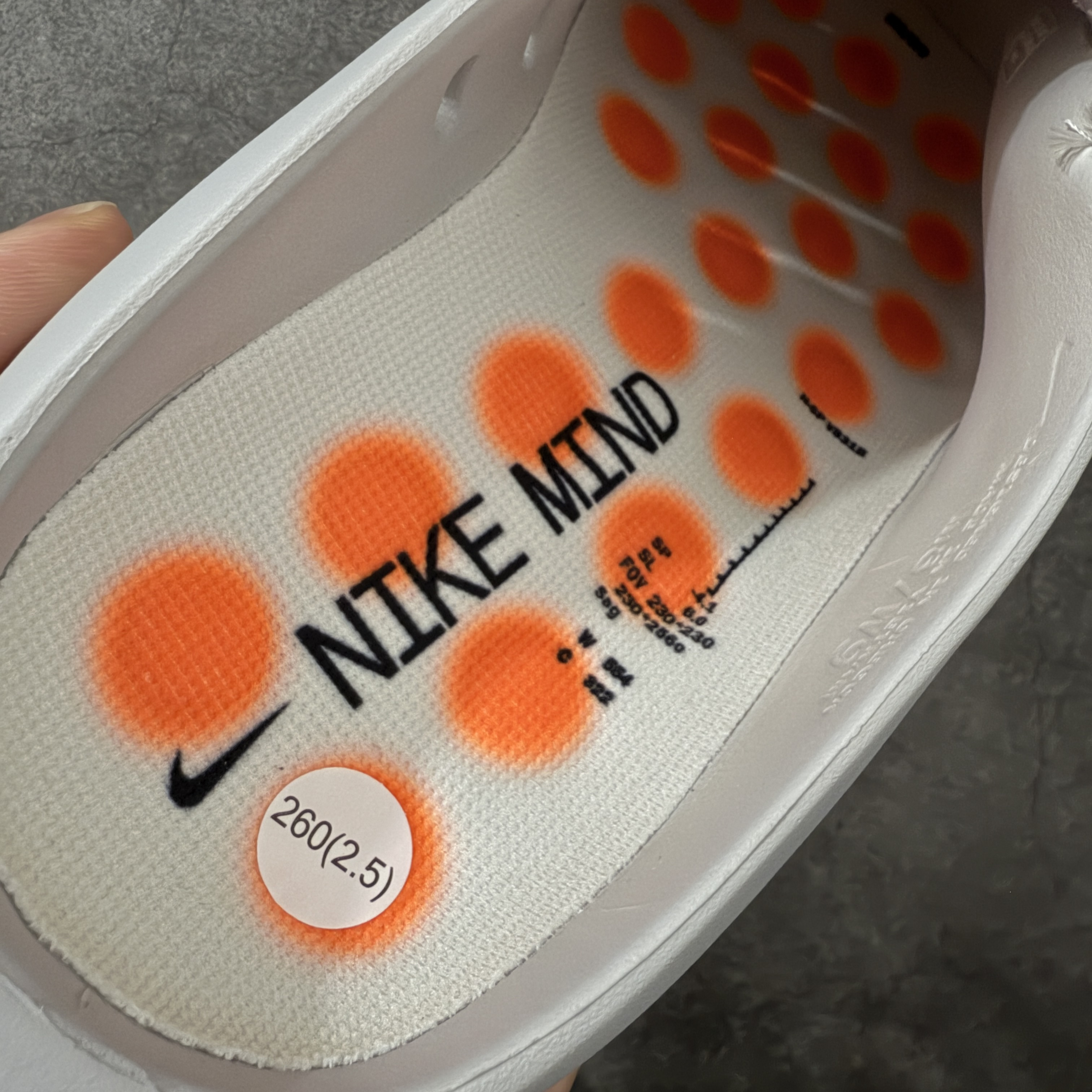 Nike Mind 001 Mules "Light Smoke Grey/Hyper Crimson"（HQ4307-003）