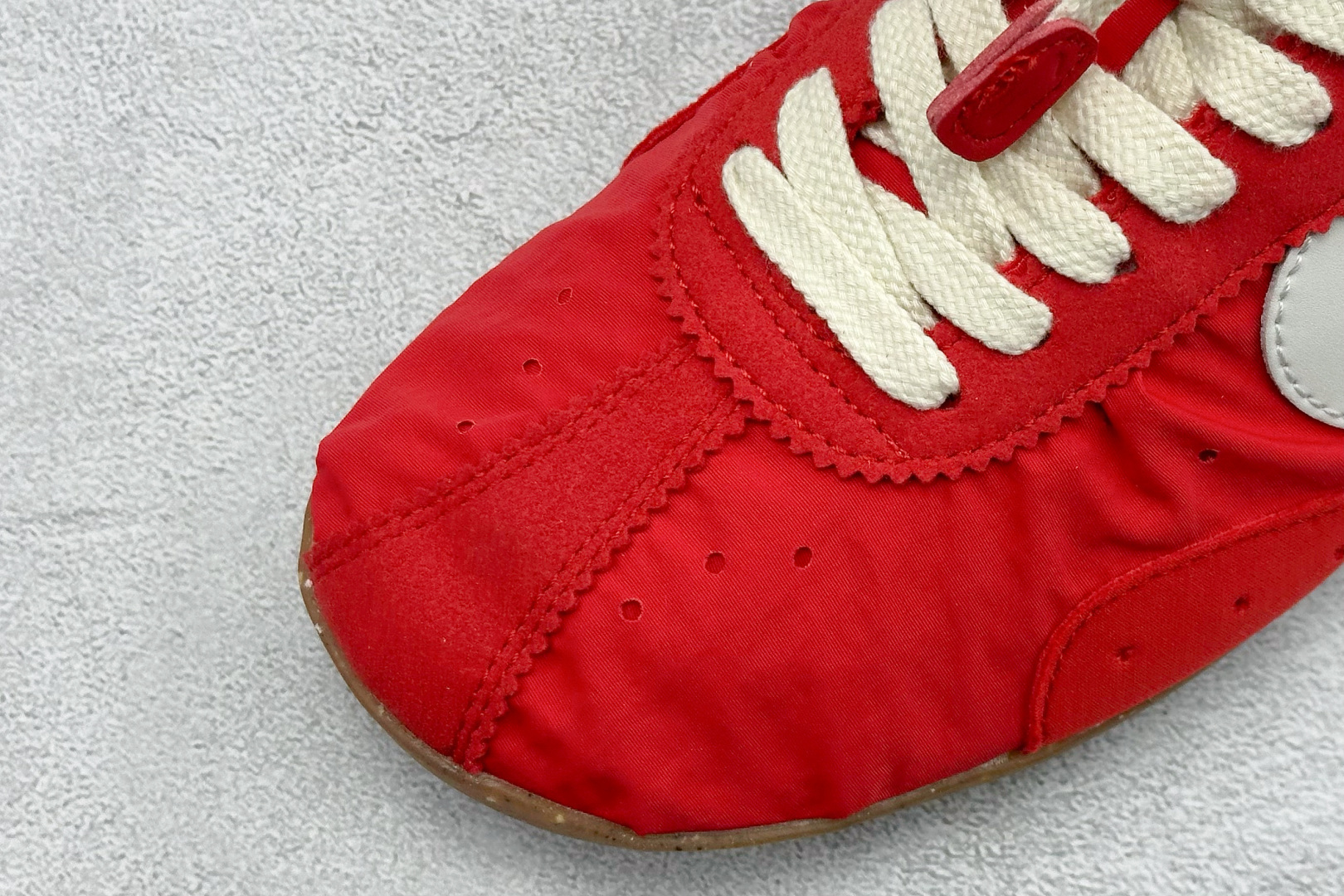 Jacquemus × Nike Women's Moon Shoe SP "University Red"（HV8547-600）