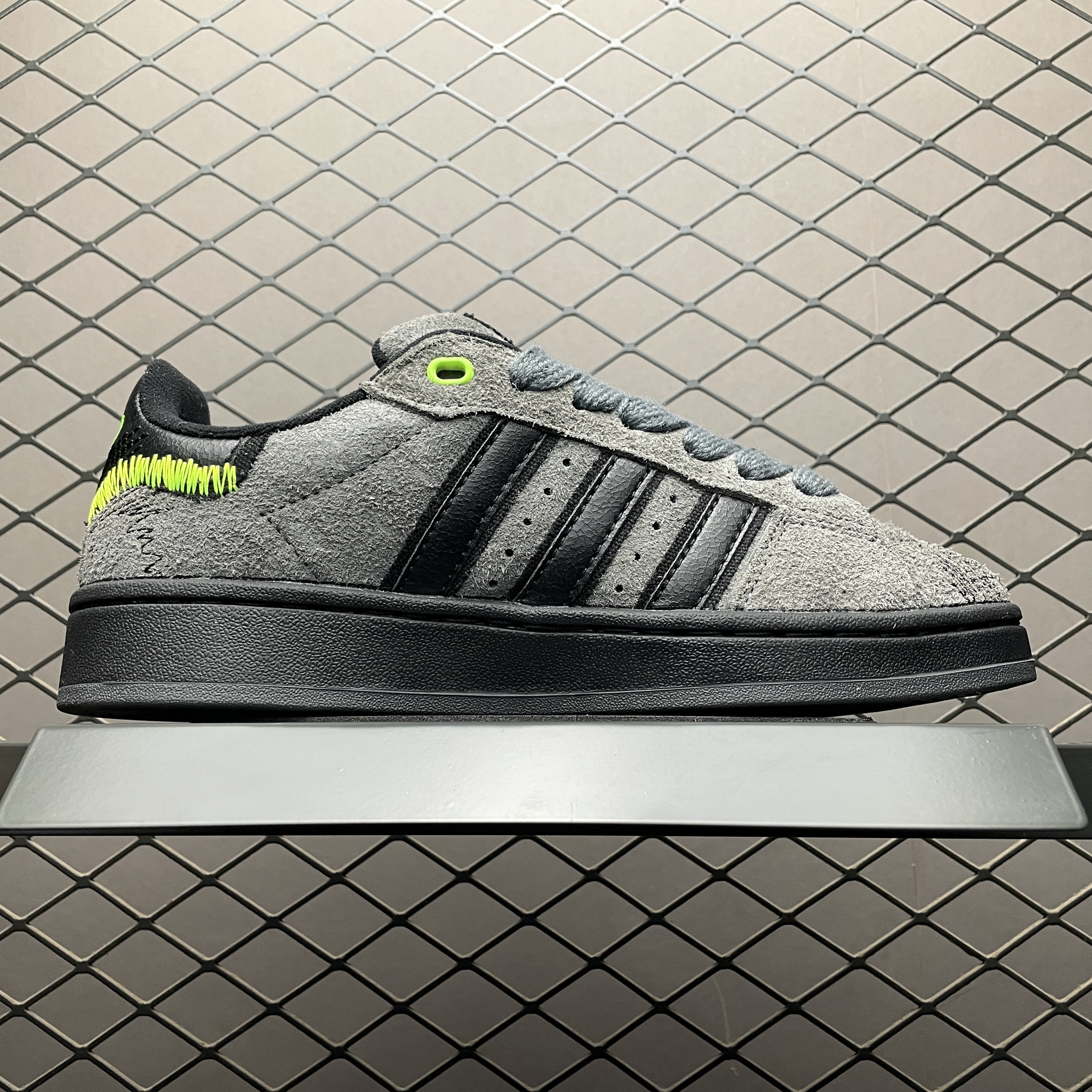 Youth of Paris × adidas Originals Campus 00s "Carbon/Green/Black（ IE8349）