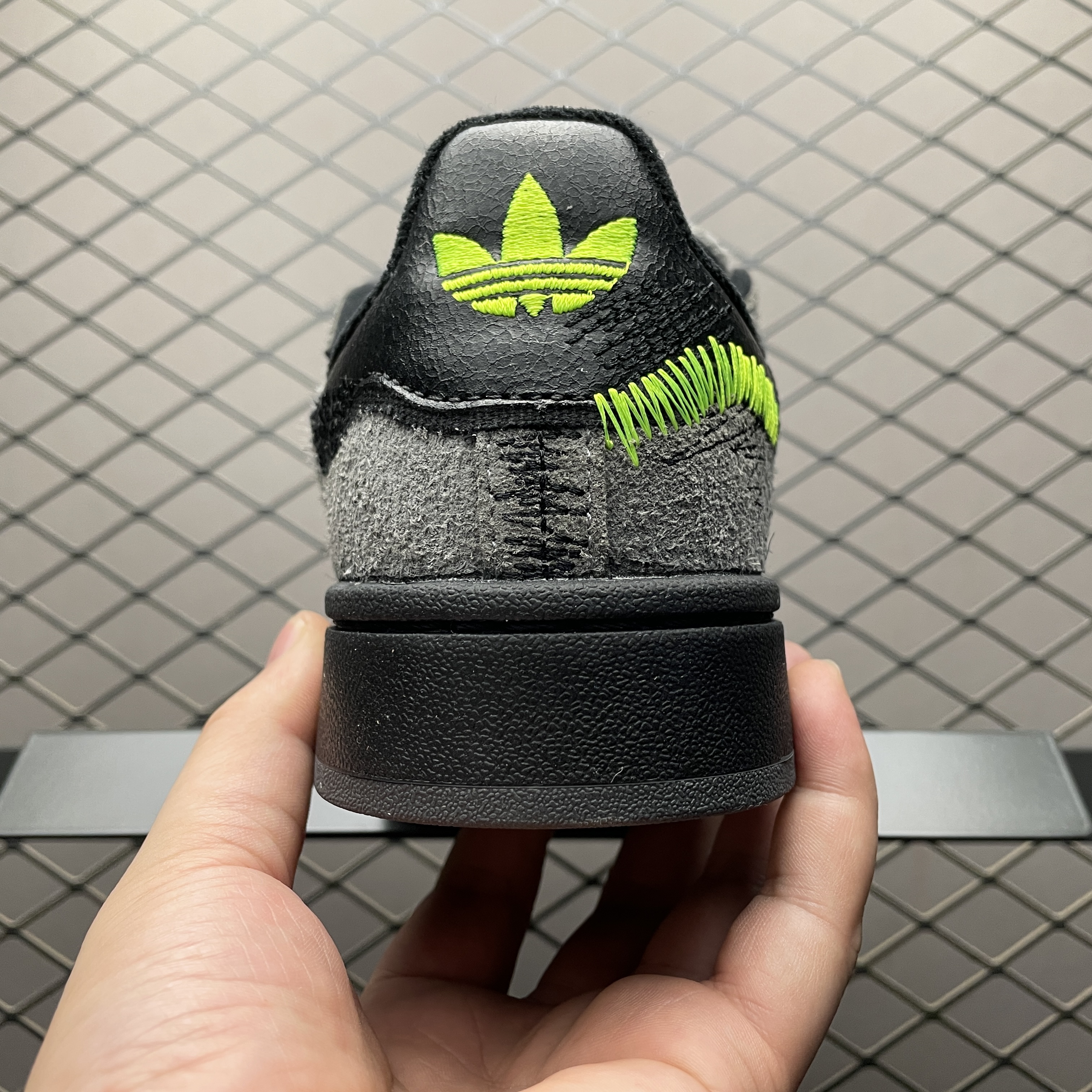 Youth of Paris × adidas Originals Campus 00s "Carbon/Green/Black（ IE8349）