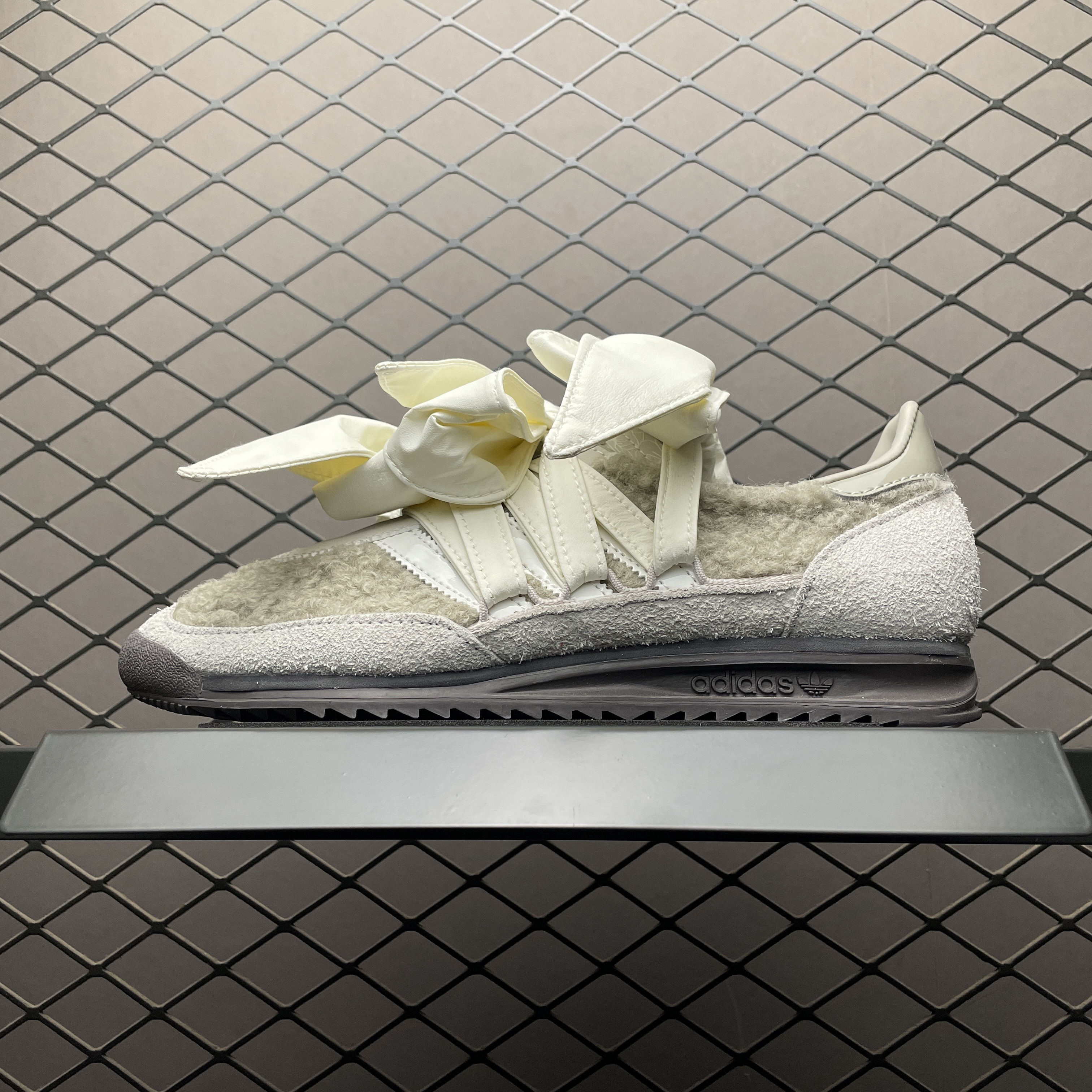 Caroline Hú × adidas Originals Women's SL 72 OG "Grey One"（JQ8736）