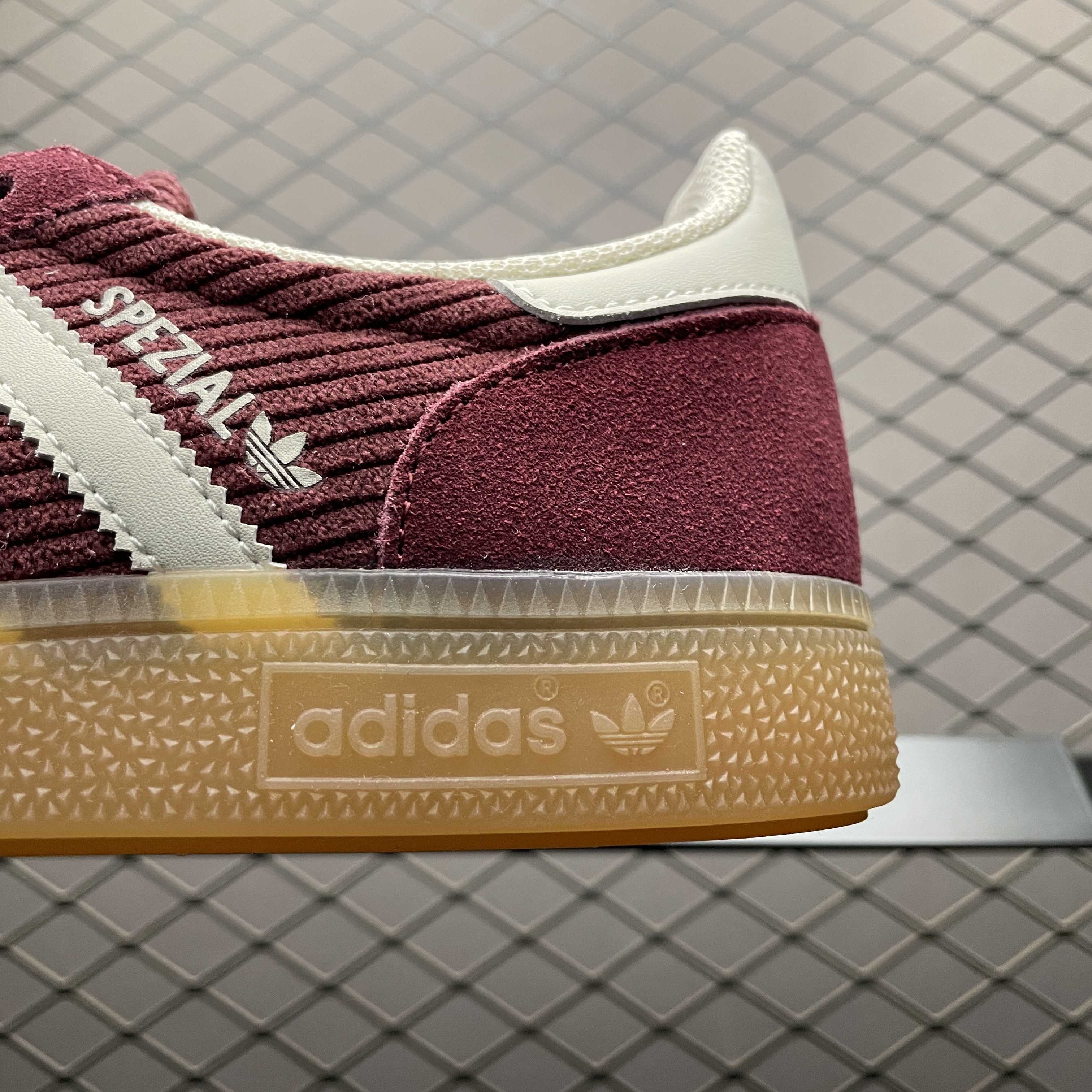 adidas Originals Women's Handball Spezial "Shadow Red/Off White/Gum"（IG1978）