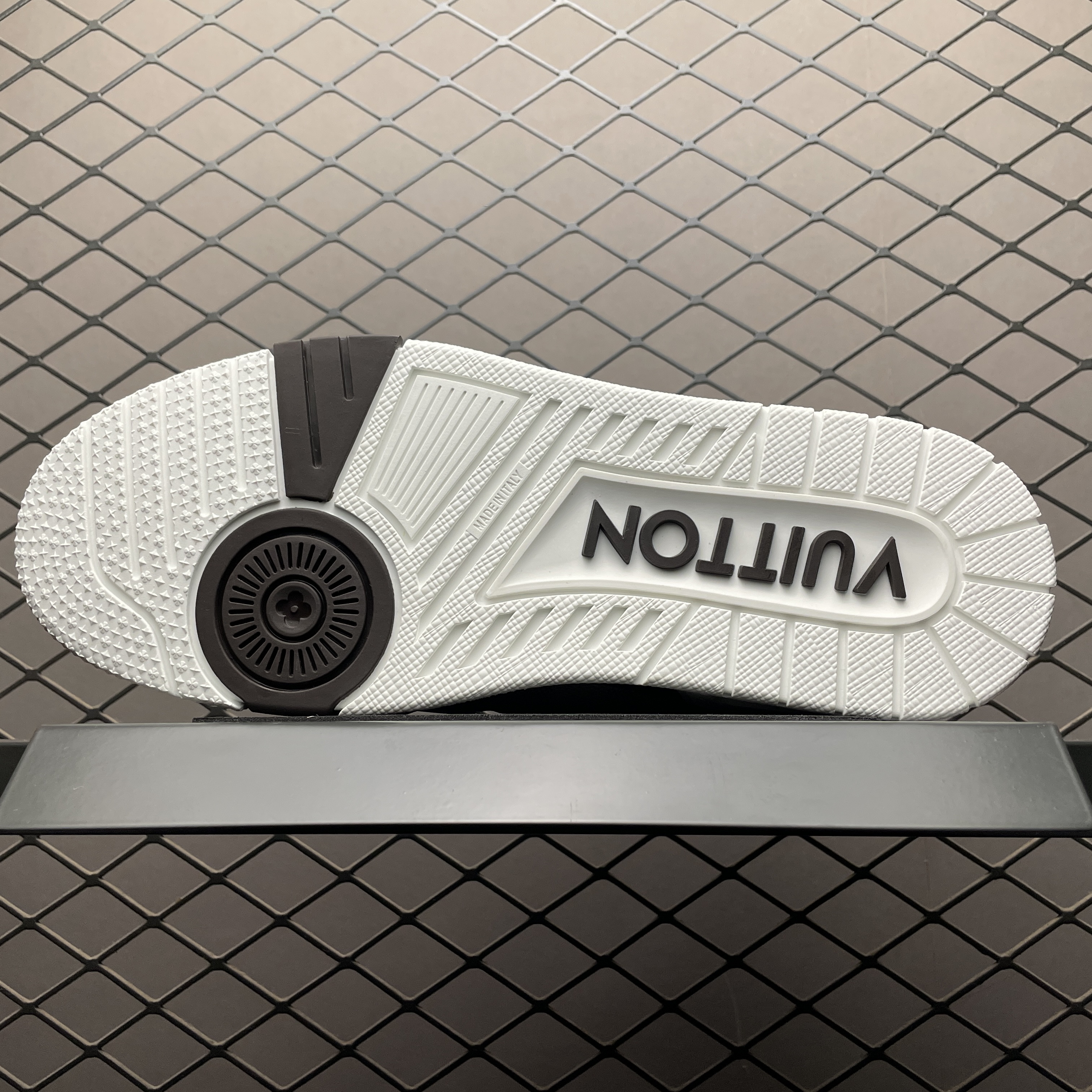 LOUIS VUITTON LV Trainer Sneakers 'Brown and White Plaid'（1AAST3)