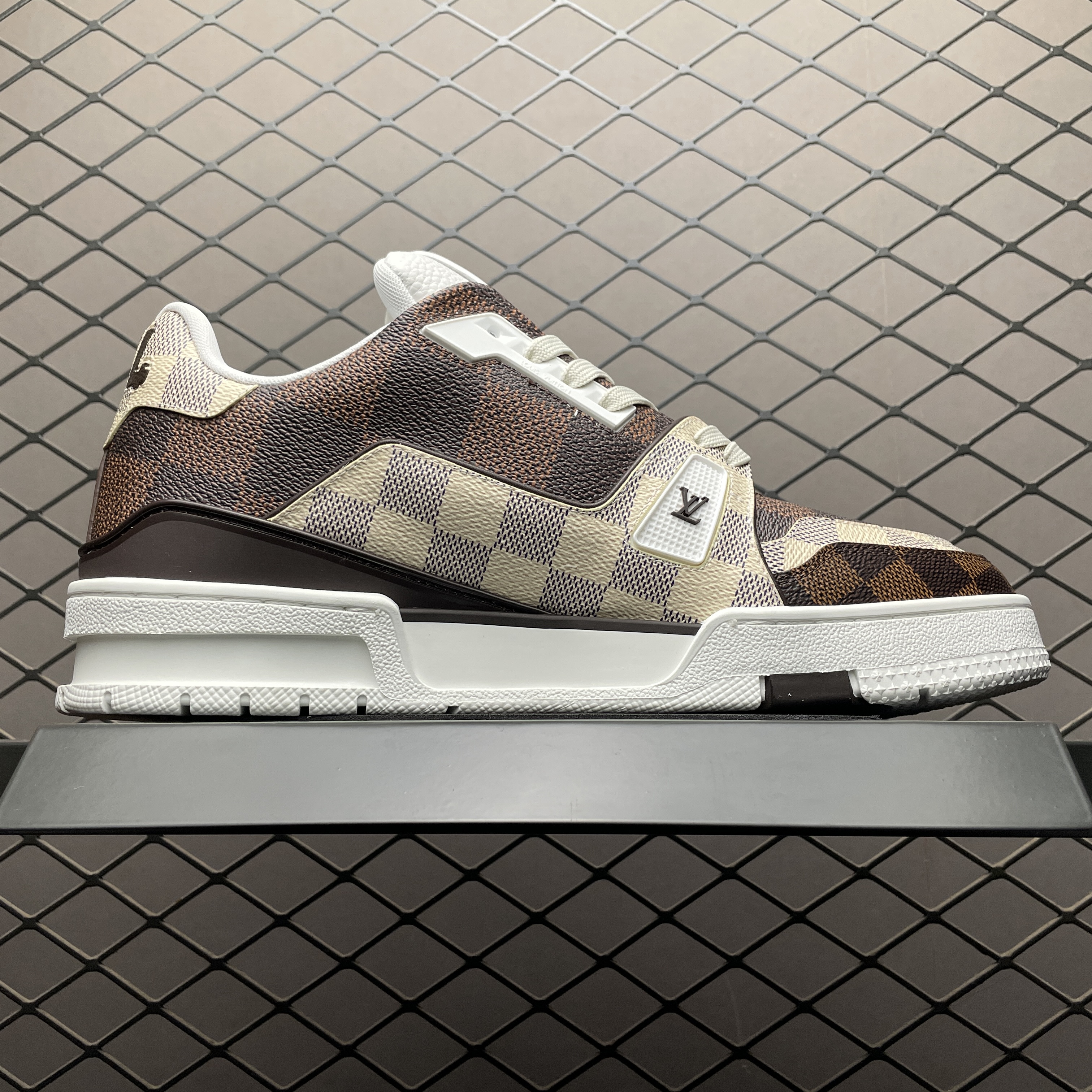 LOUIS VUITTON LV Trainer Sneakers 'Brown and White Plaid'（1AAST3)