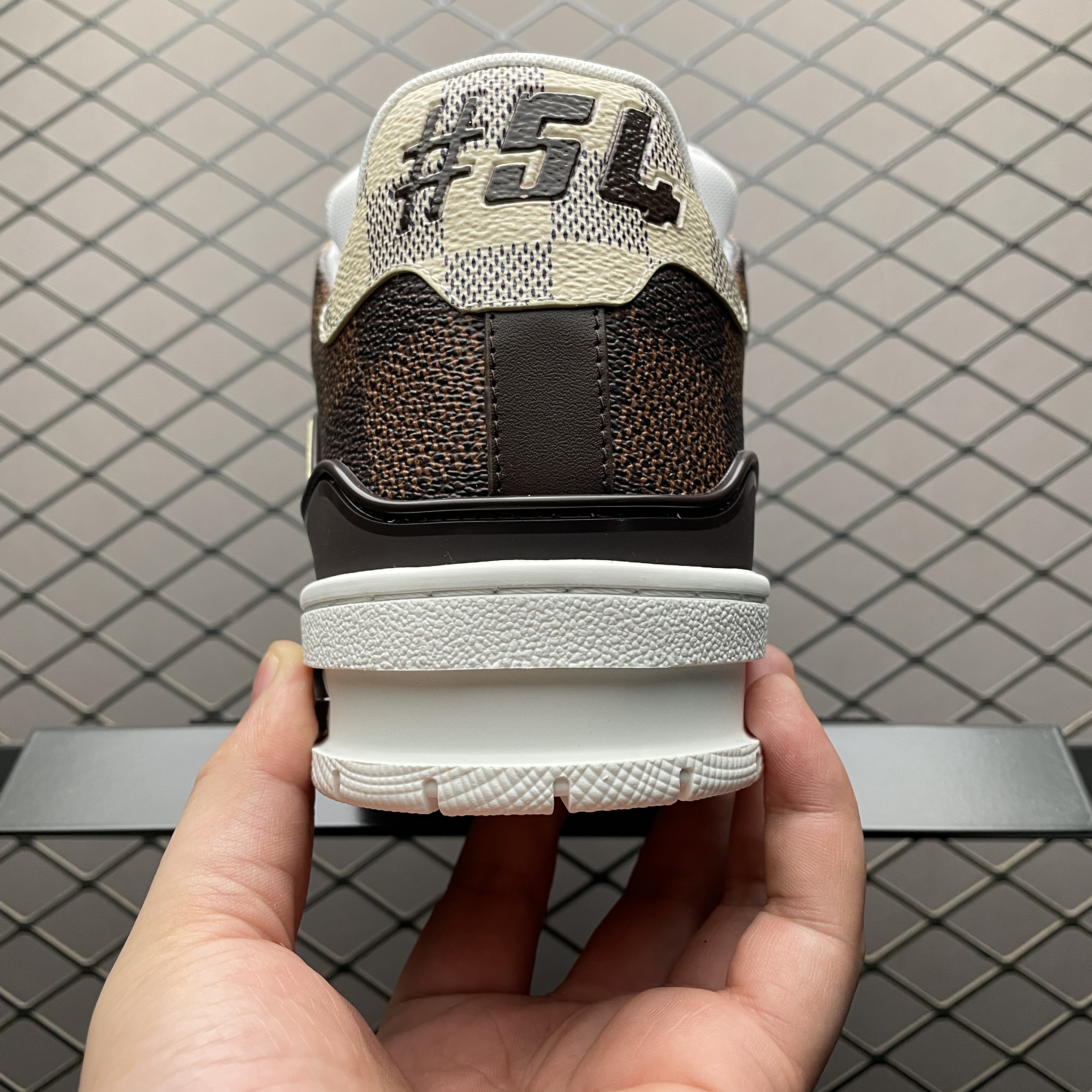 LOUIS VUITTON LV Trainer Sneakers 'Brown and White Plaid'（1AAST3)