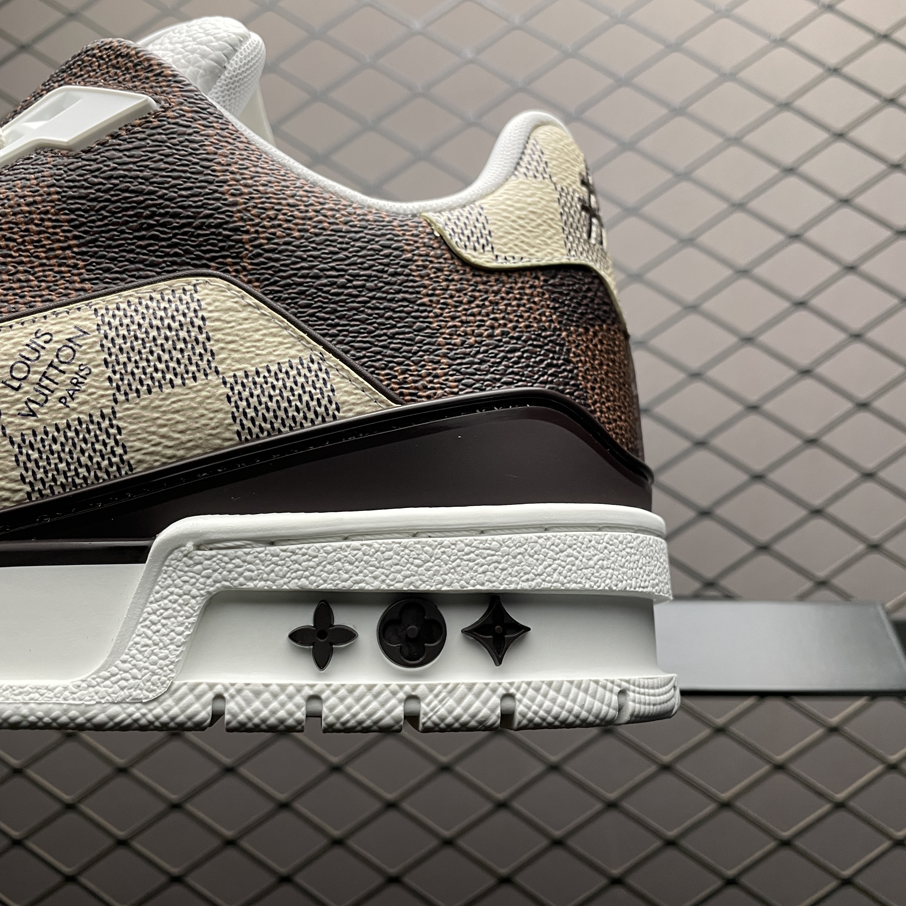 LOUIS VUITTON LV Trainer Sneakers 'Brown and White Plaid'（1AAST3)