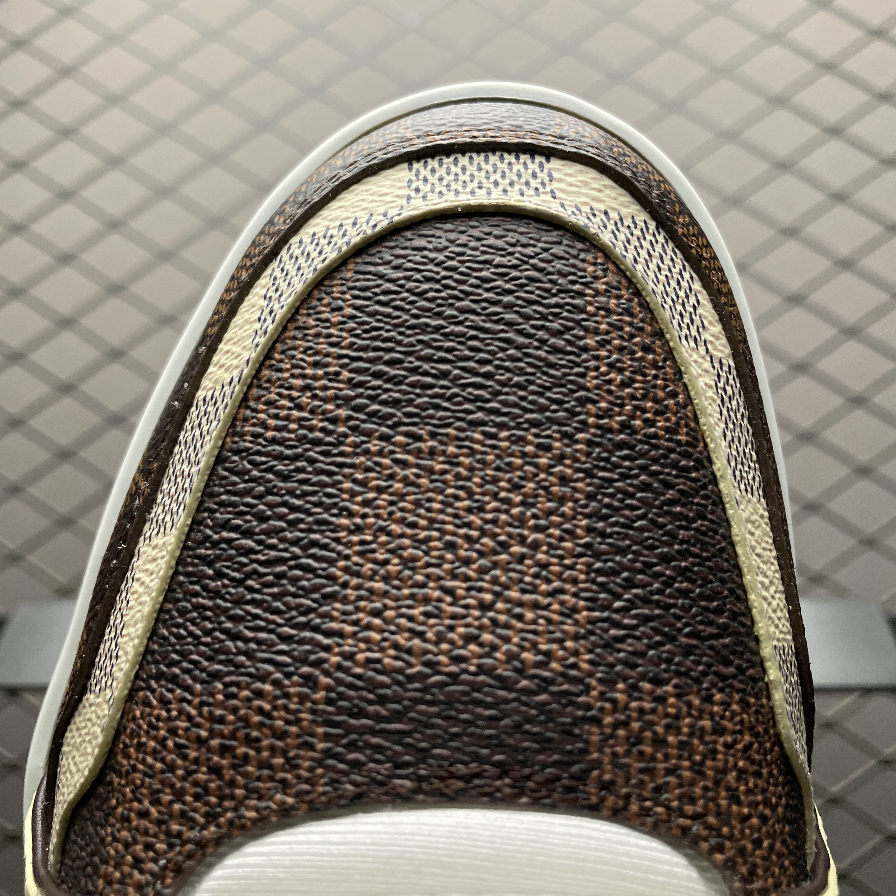 LOUIS VUITTON LV Trainer Sneakers 'Brown and White Plaid'（1AAST3)