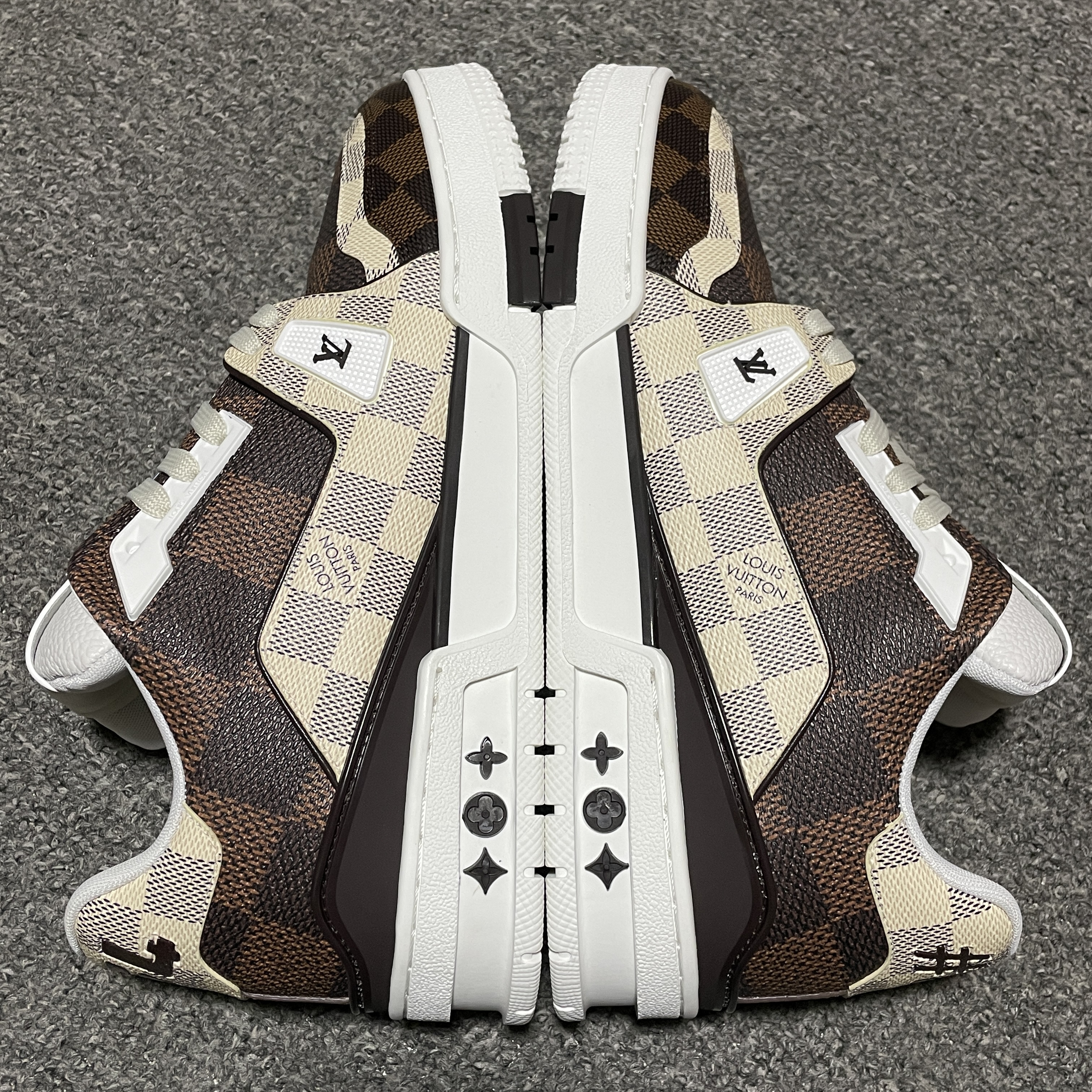 LOUIS VUITTON LV Trainer Sneakers 'Brown and White Plaid'（1AAST3)