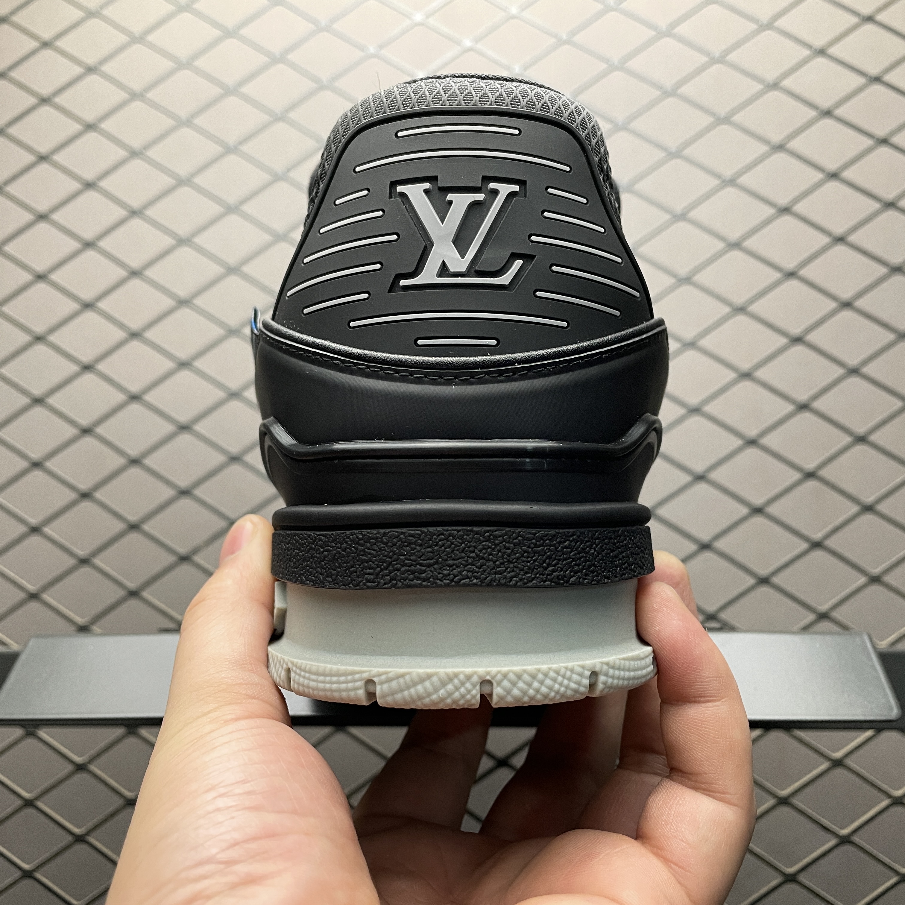 LOUIS VUITTON Trainer Sneakers(1ADEVW)