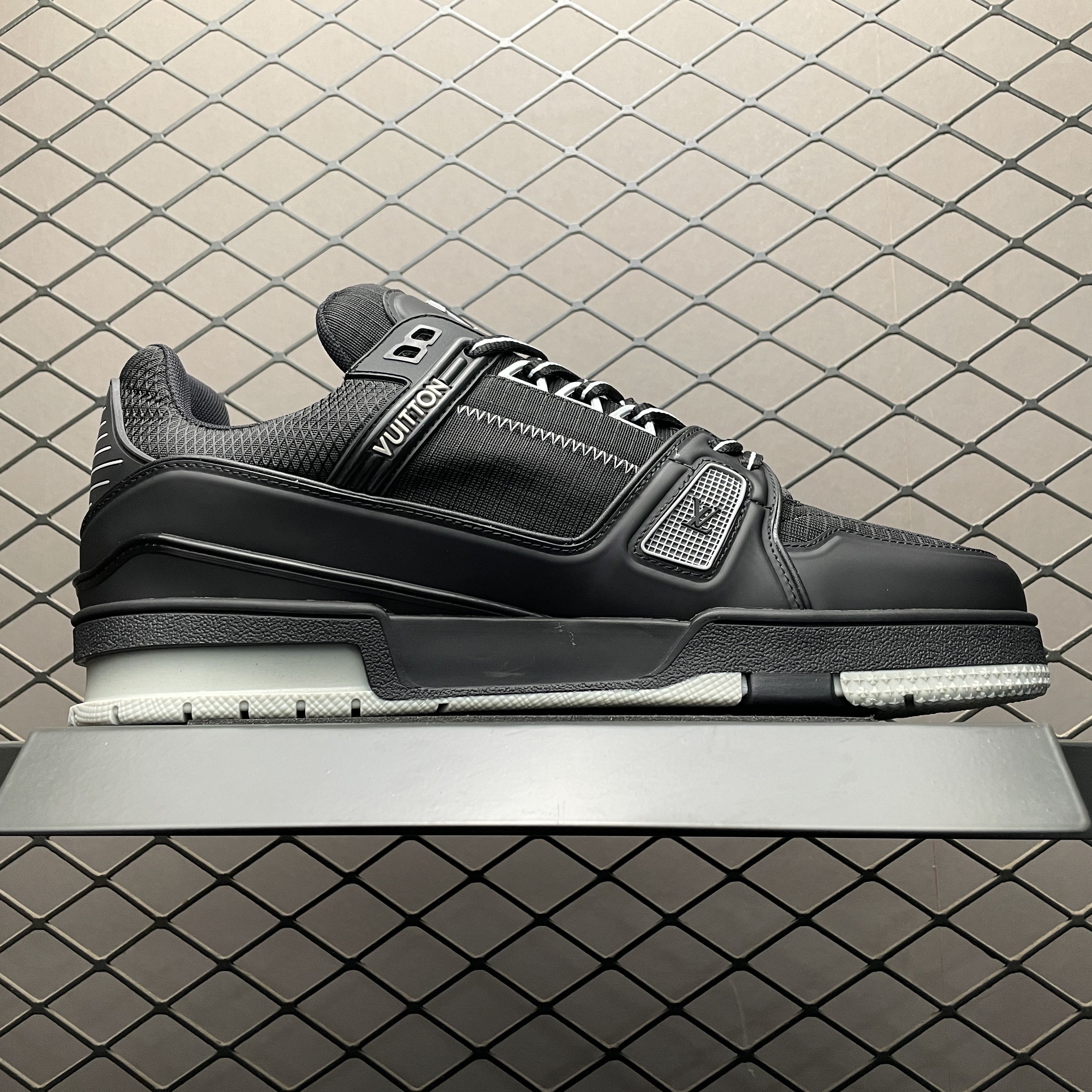 LOUIS VUITTON Trainer Sneakers(1ADEVW)