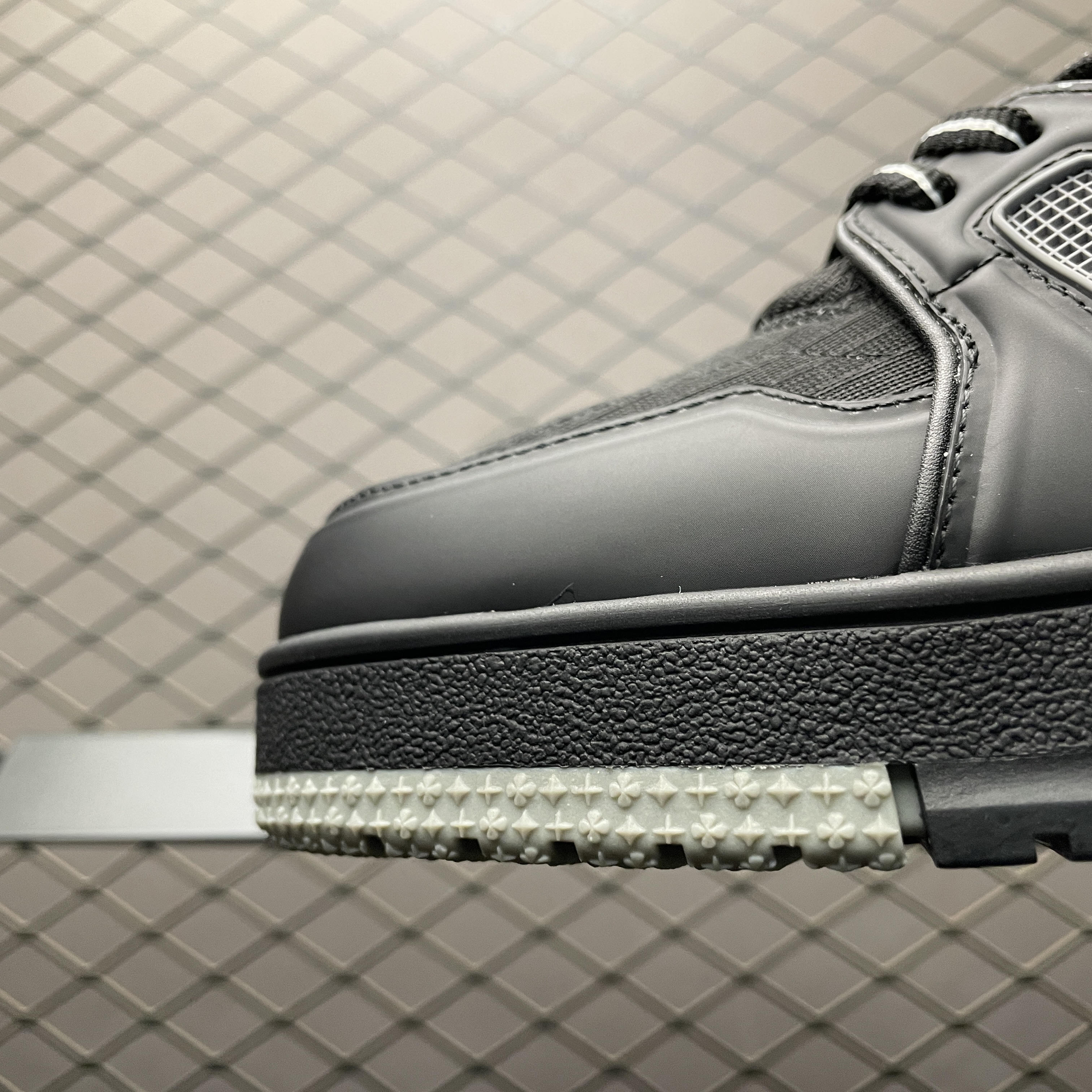 LOUIS VUITTON Trainer Sneakers(1ADEVW)