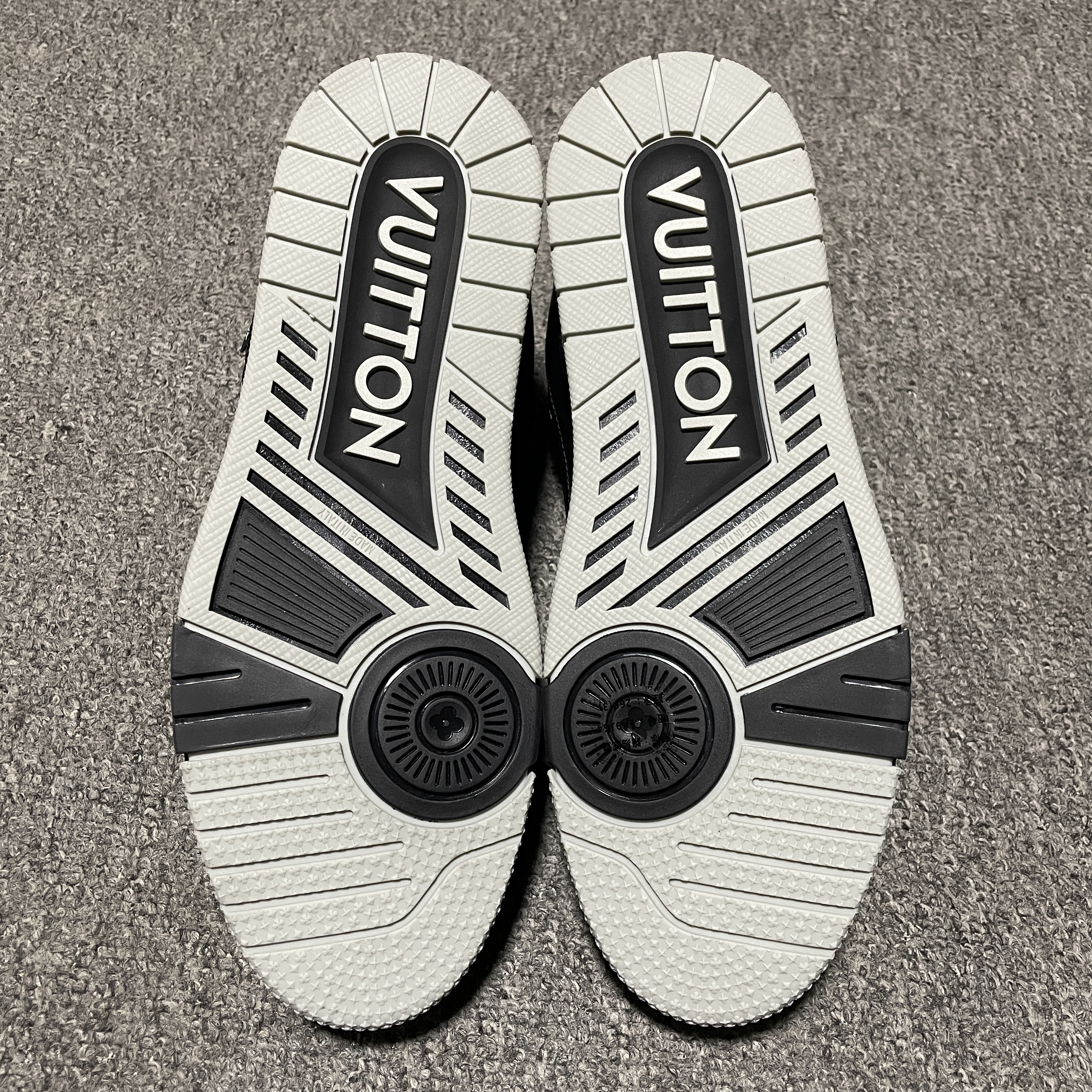 LOUIS VUITTON Trainer Sneakers(1ADEVW)