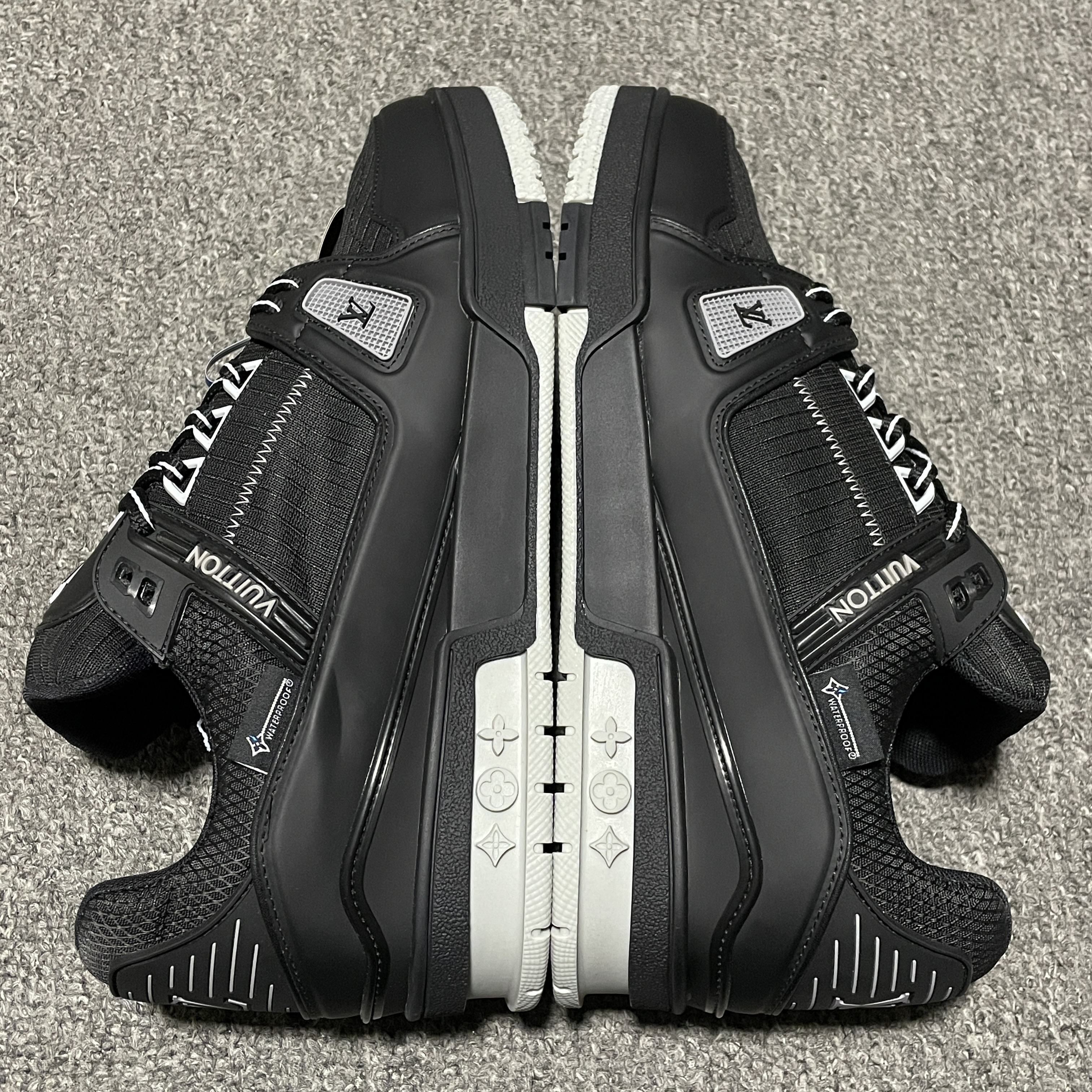 LOUIS VUITTON Trainer Sneakers(1ADEVW)