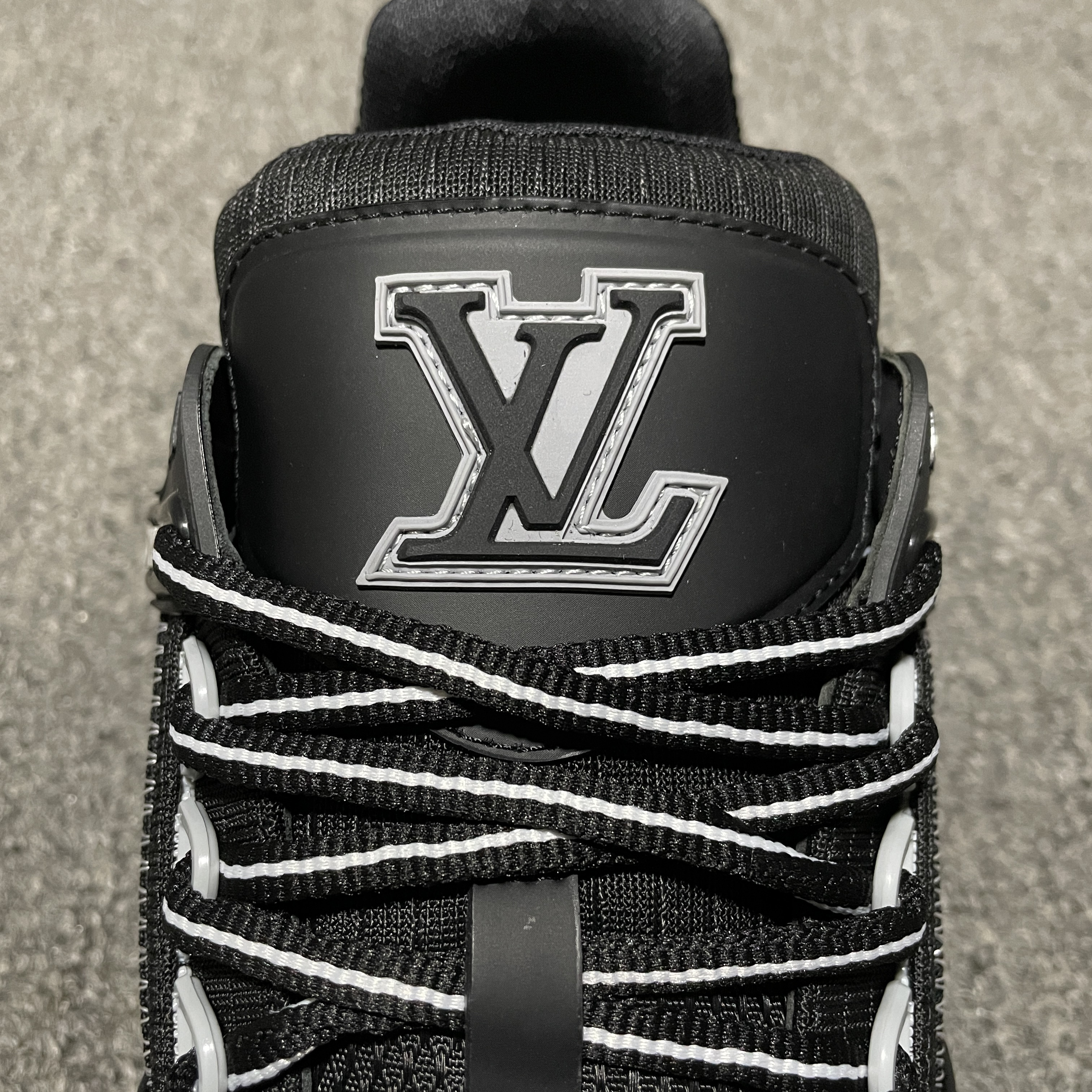 LOUIS VUITTON Trainer Sneakers(1ADEVW)