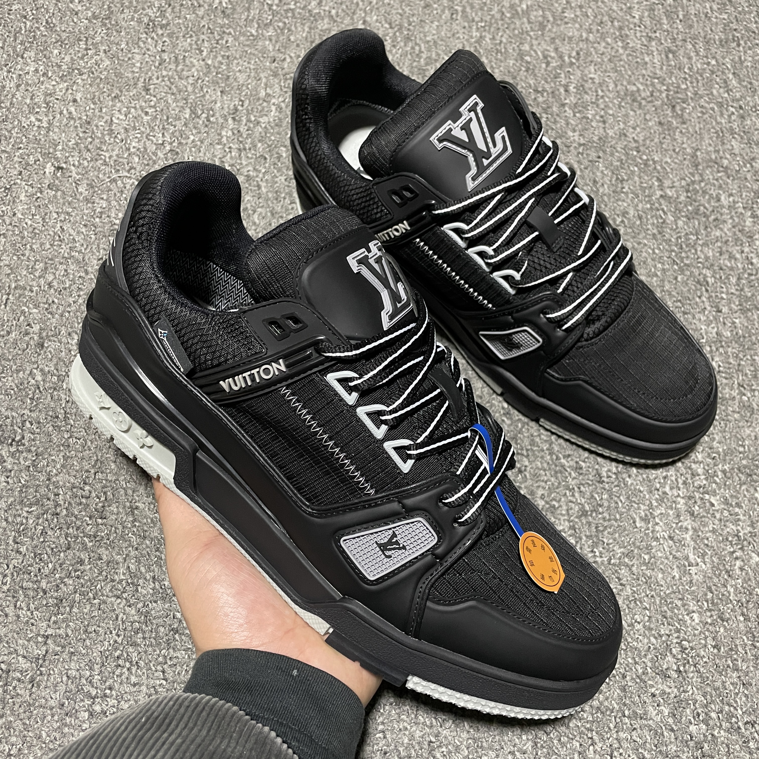 LOUIS VUITTON Trainer Sneakers(1ADEVW)