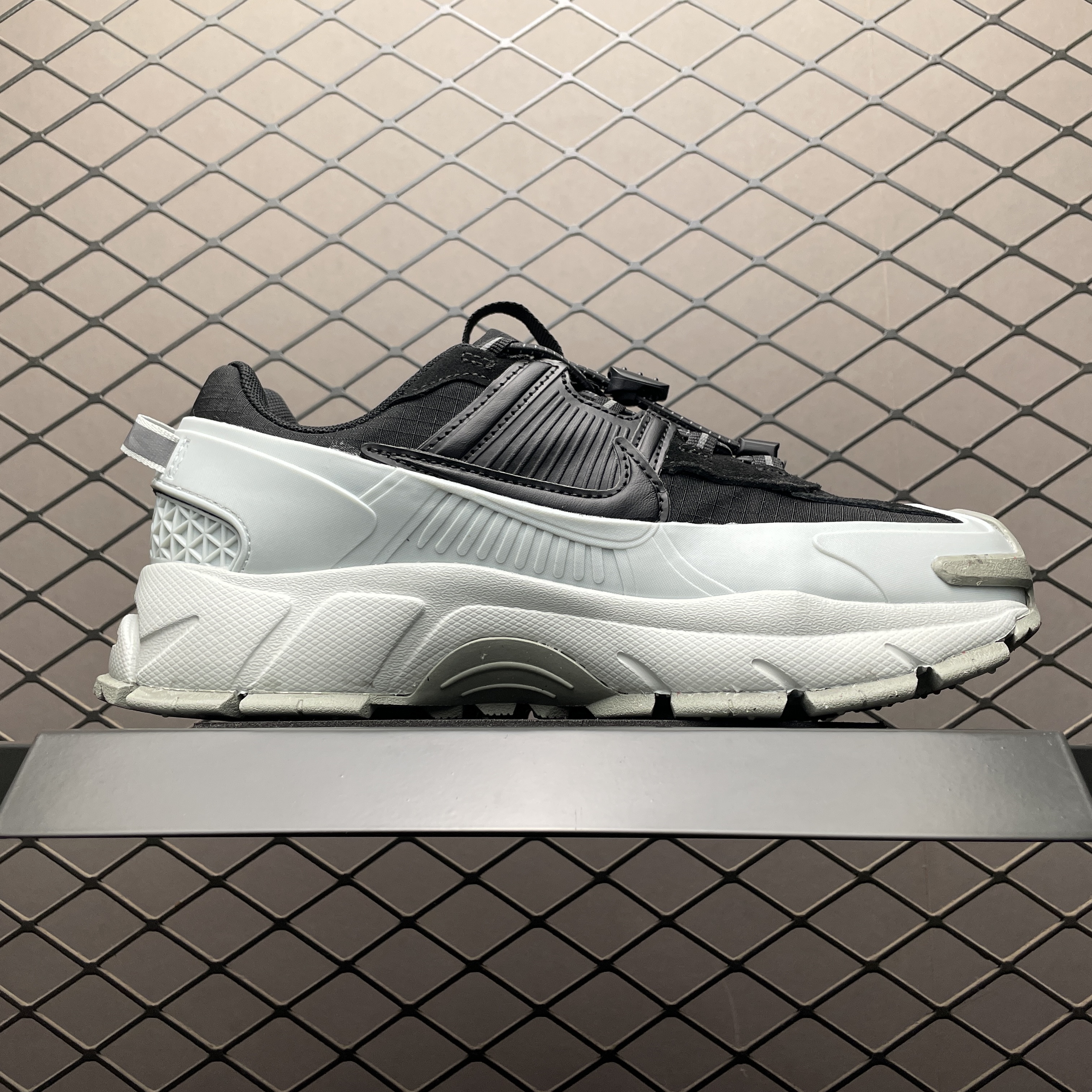 Nike Zoom Vomero 5 Roam "Black/Light Silver"(FV2295-001)
