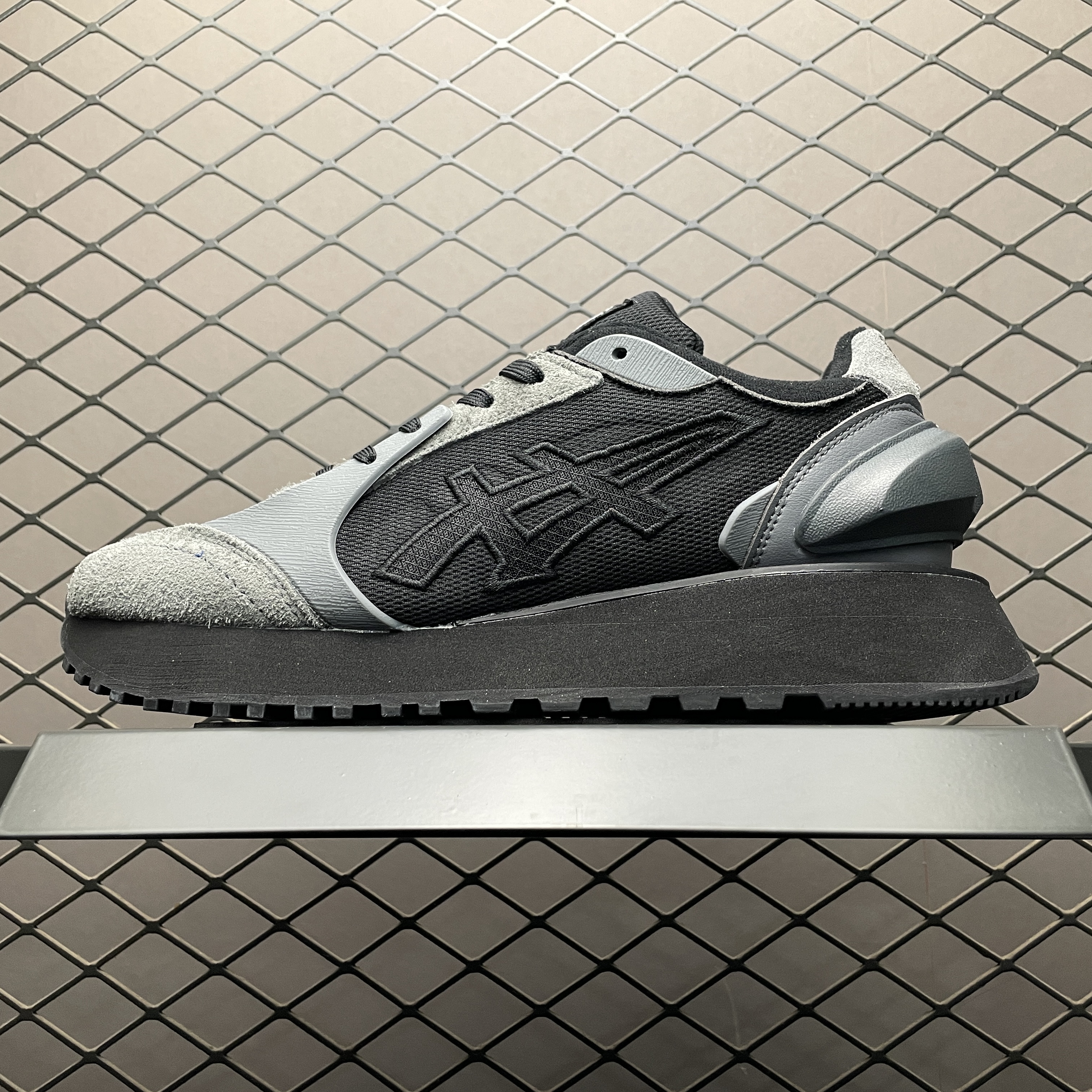 Onitsuka Tiger Moage CO "Black/Carrier Grey"（1183B555-001）