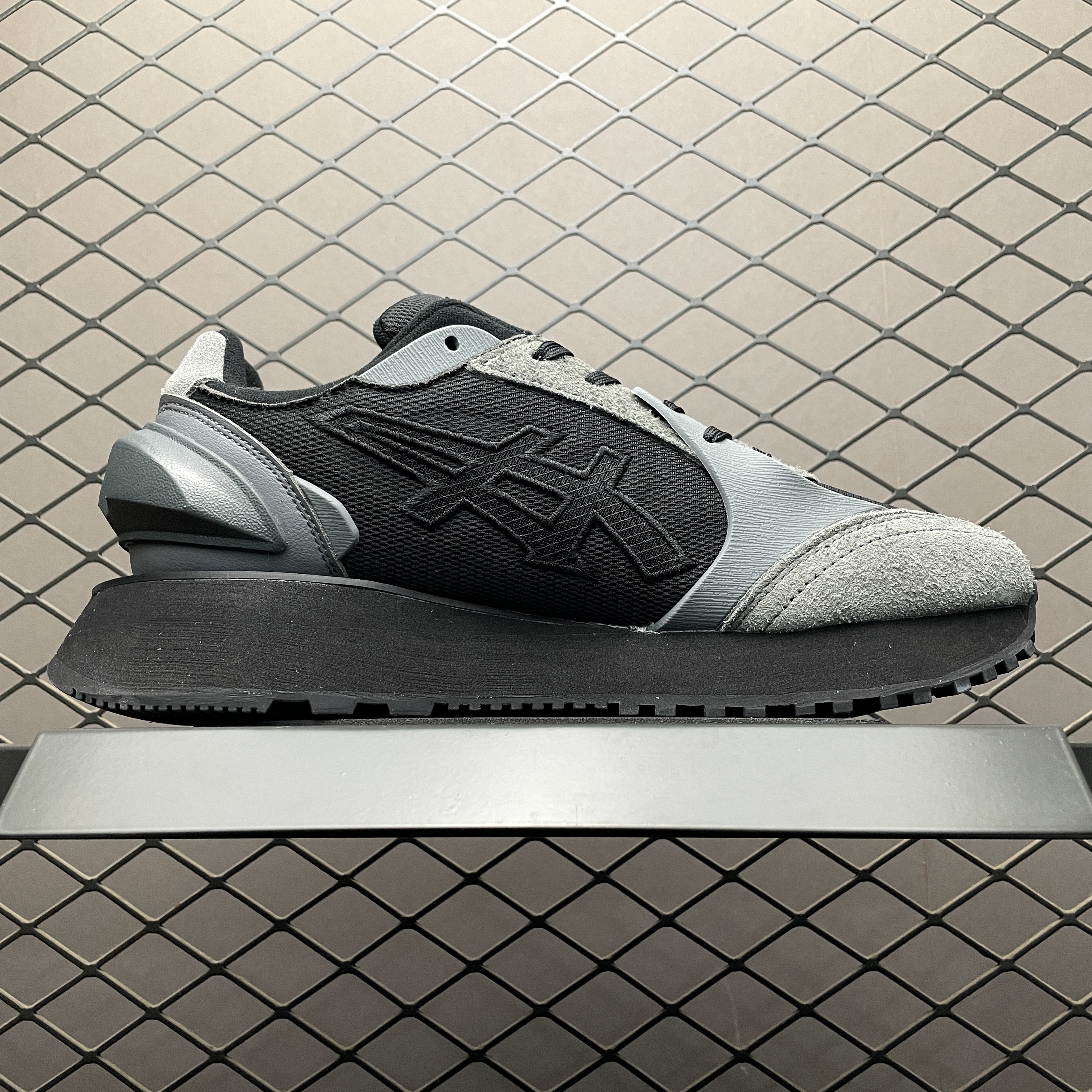 Onitsuka Tiger Moage CO "Black/Carrier Grey"（1183B555-001）