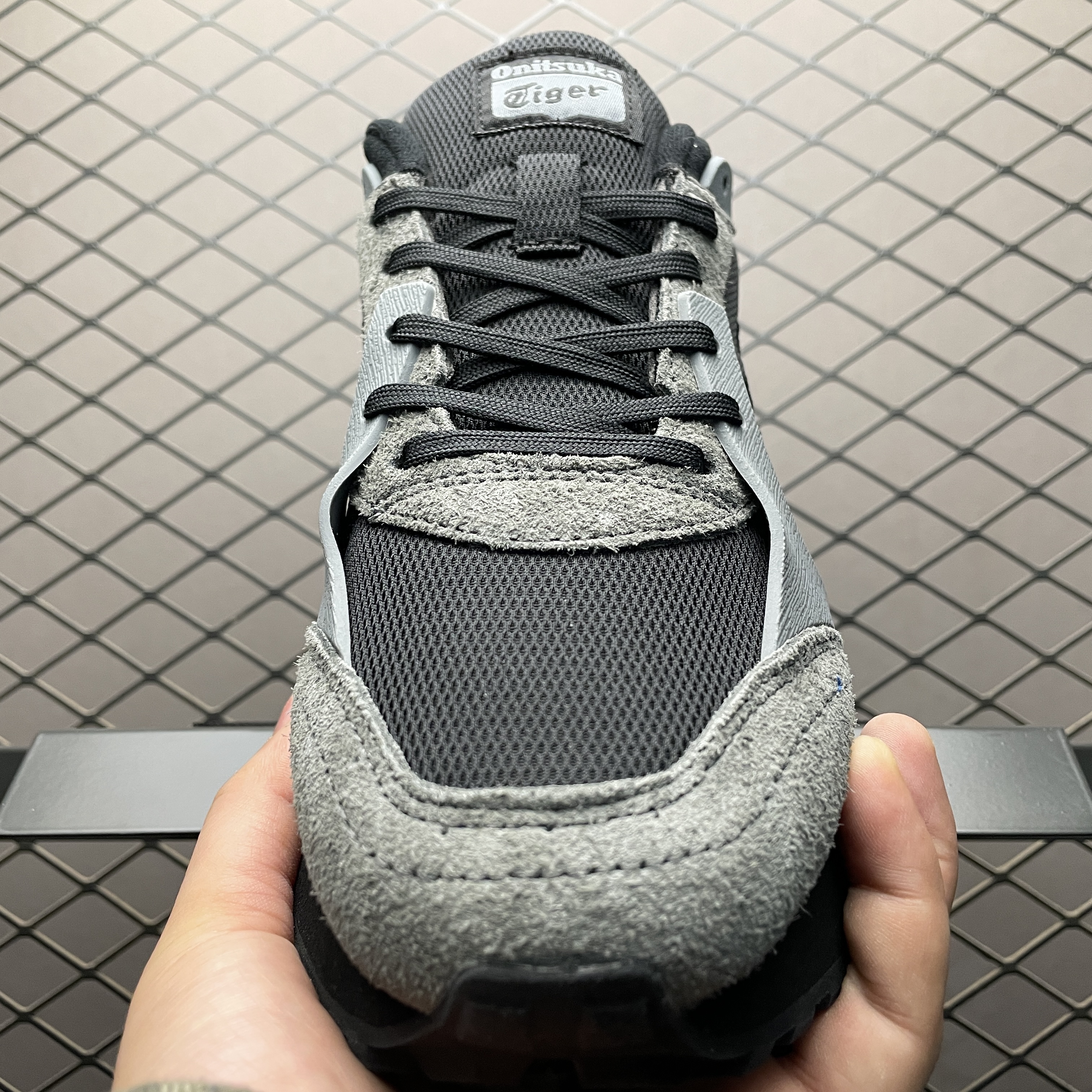 Onitsuka Tiger Moage CO "Black/Carrier Grey"（1183B555-001）