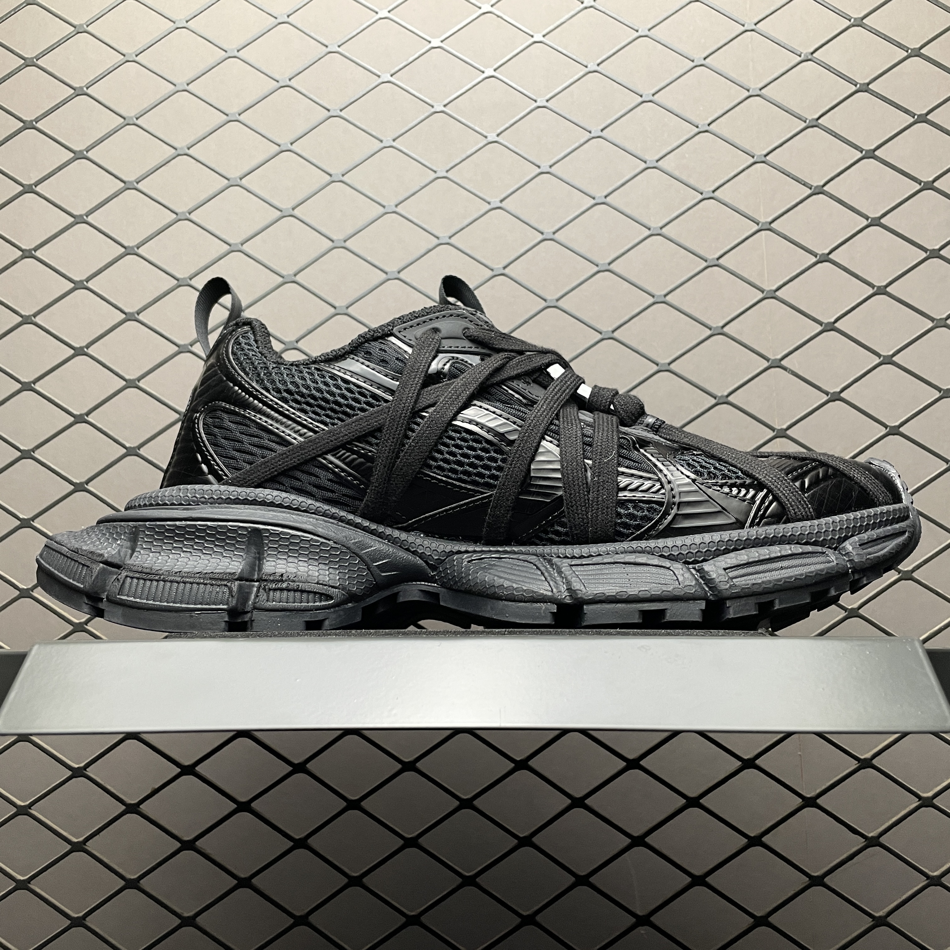 Balenciaga Men's 3xl Extreme Laces B Sneaker in Black（825601W3XCH1000）