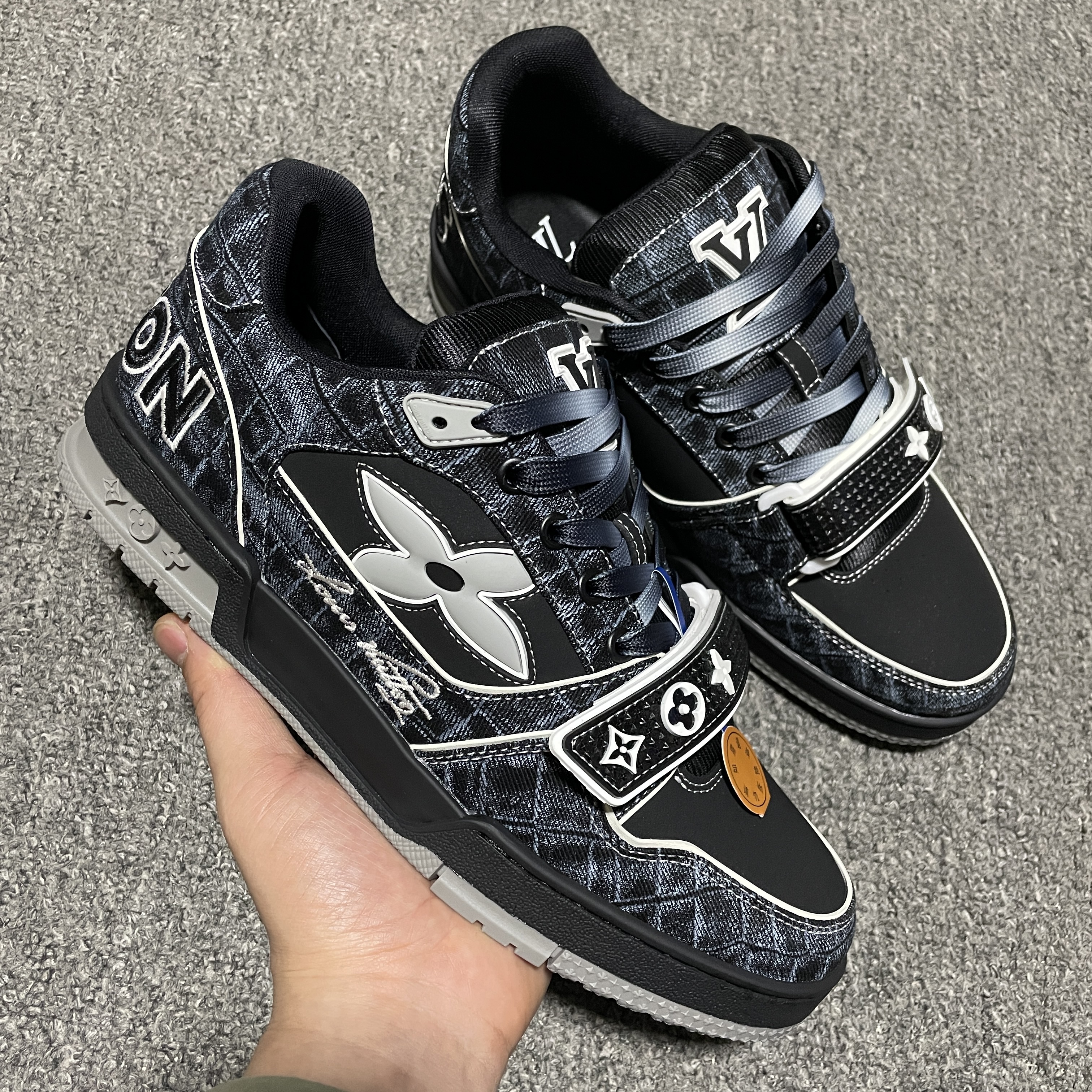 LOUIS VUITTON  Trainer Sneaker（1ADE2L)