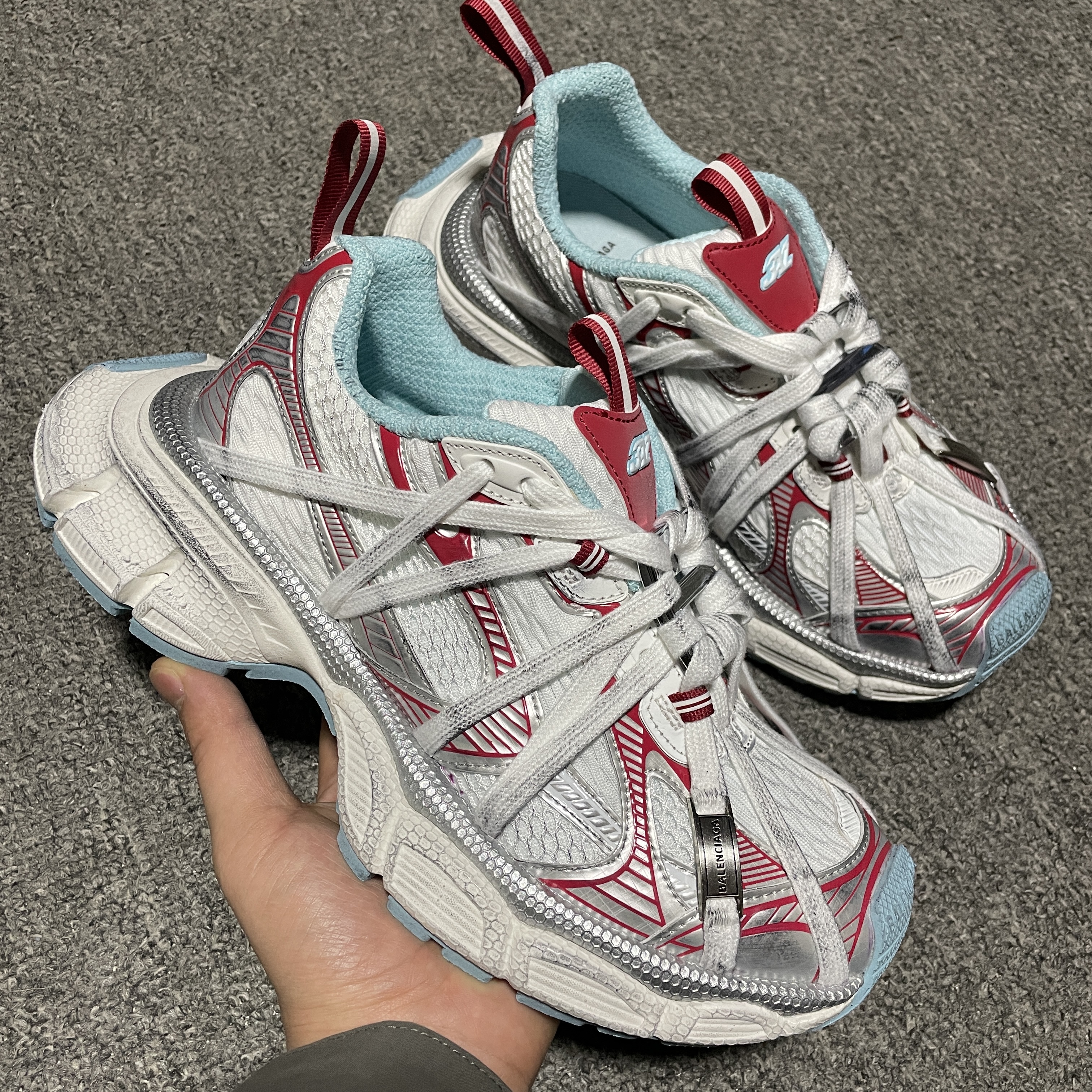 Balenciaga 3xl Extreme Laces B Sneaker in White/red/turquoise（825601W3XCH1614）